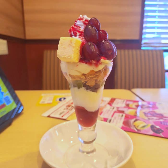 ガストのおすすめスイーツ「葡萄フロマージュパフェ」