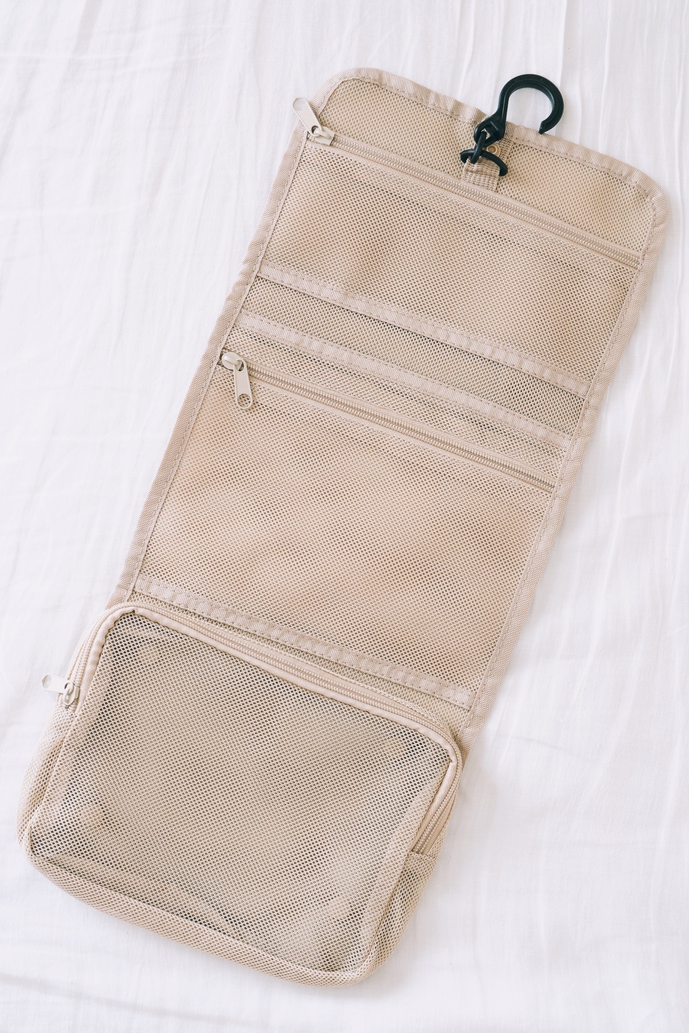 3COINSのオススメグッズ「メッシュ3段吊り下げポーチ」