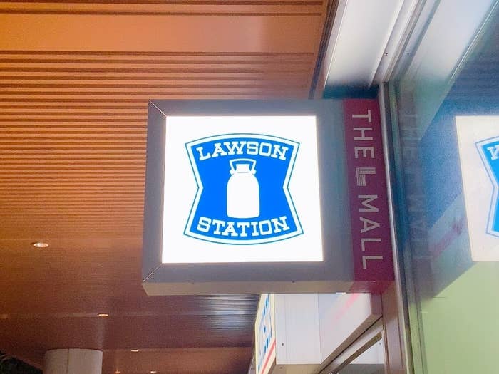 LAWSON(ローソン)のおすすめ「プレミアムロールケーキ(濃厚ショコラ)」