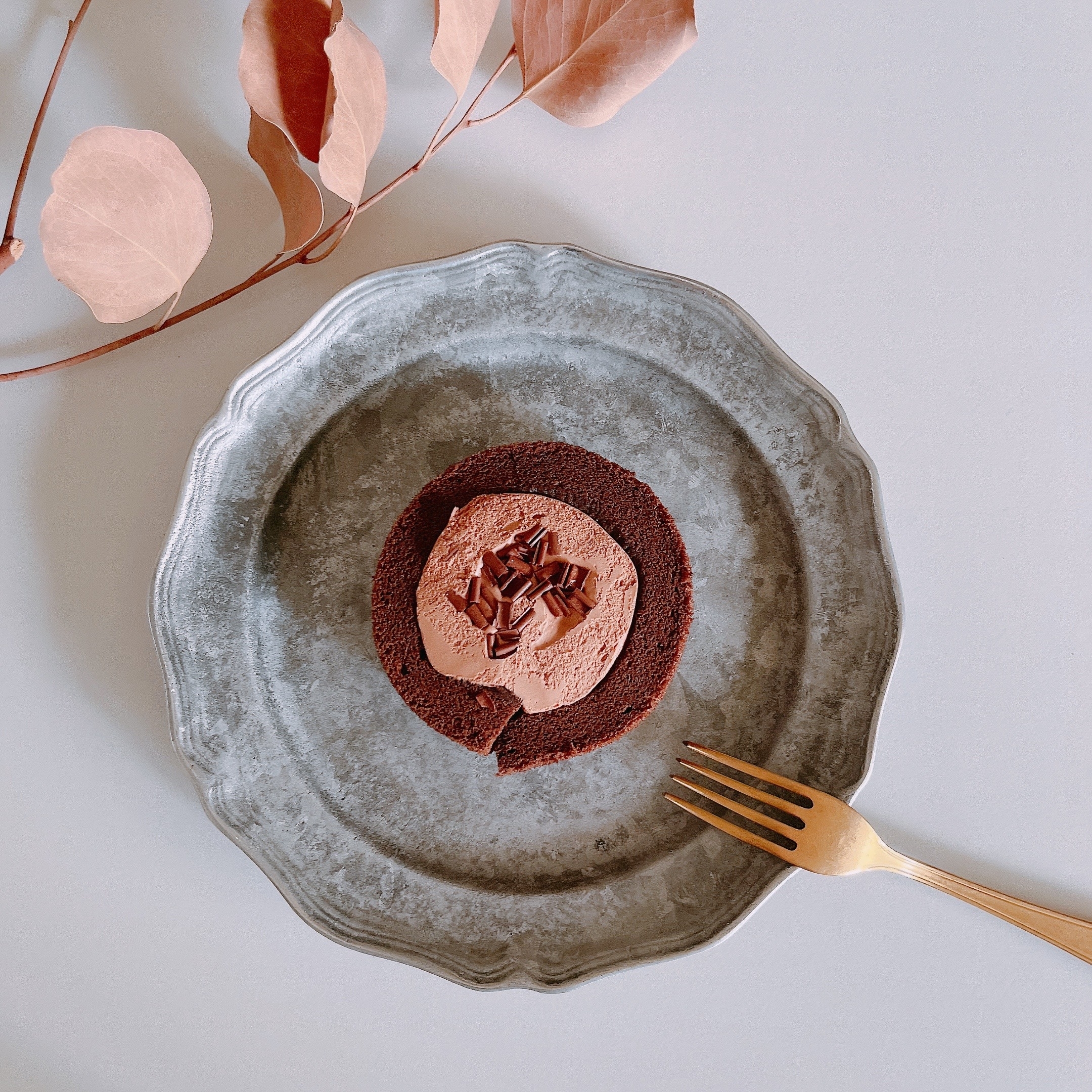 LAWSON(ローソン)のおすすめ「プレミアムロールケーキ(濃厚ショコラ)」