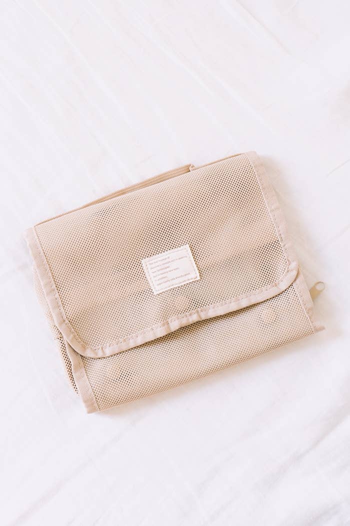 3COINSのオススメグッズ「メッシュ3段吊り下げポーチ」