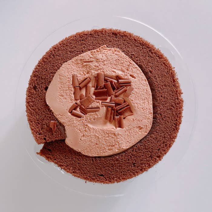 LAWSON(ローソン)のおすすめ「プレミアムロールケーキ(濃厚ショコラ)」