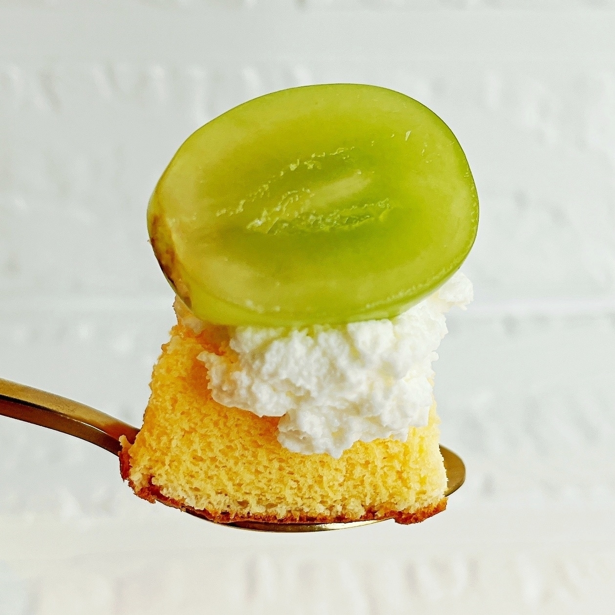 シャトレーゼのおすすめ「山梨県産シャインマスカットのふんわりロール」