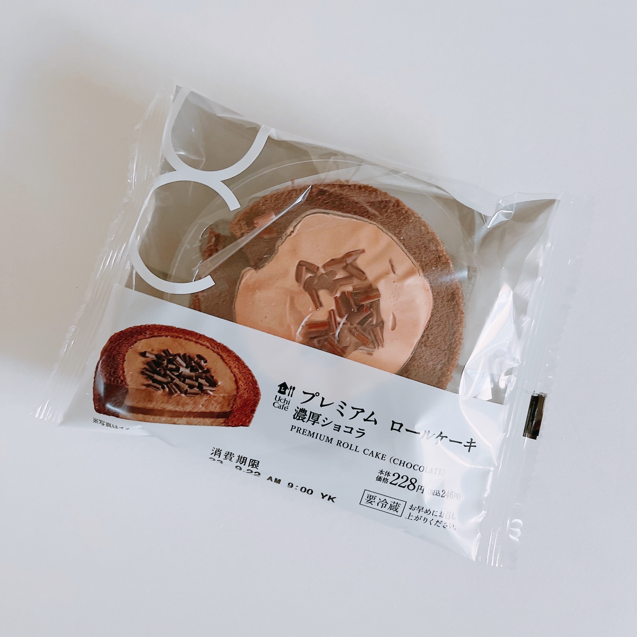 LAWSON(ローソン)のおすすめ「プレミアムロールケーキ(濃厚ショコラ)」