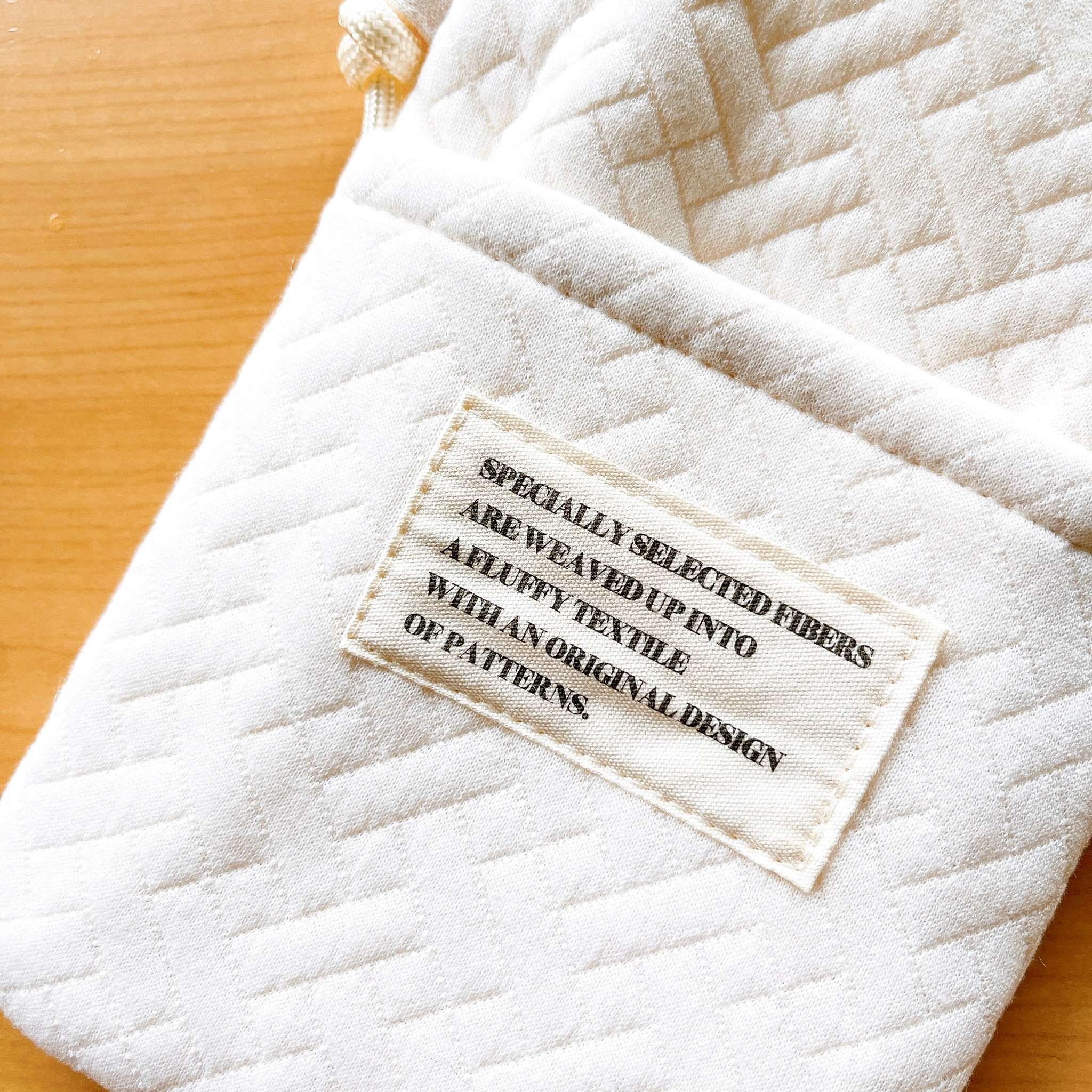 3COINS（スリーコインズ）のオススメのスマホグッズ「ヌビスマホショルダーバッグ」