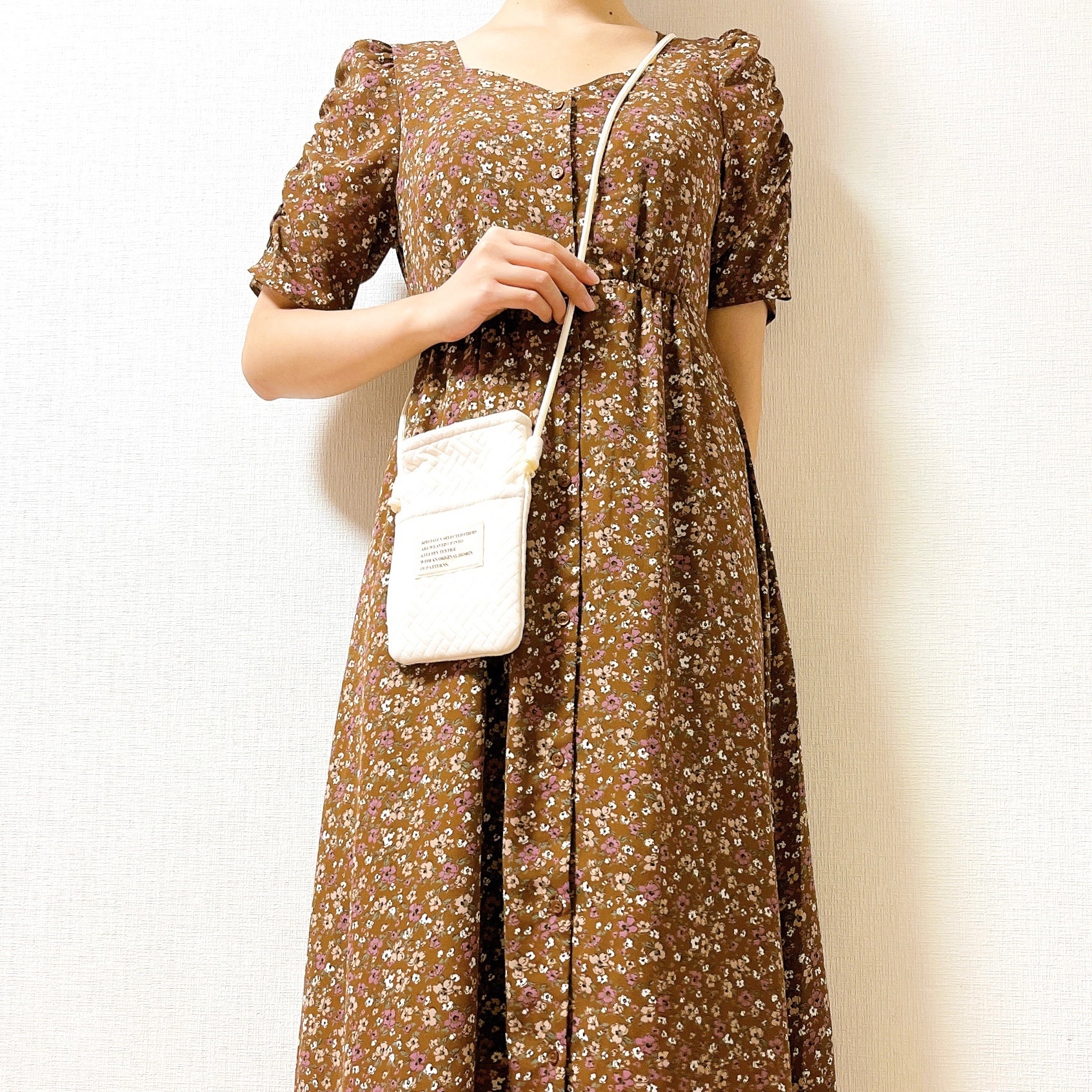 3COINS（スリーコインズ）のオススメのスマホグッズ「ヌビスマホショルダーバッグ」