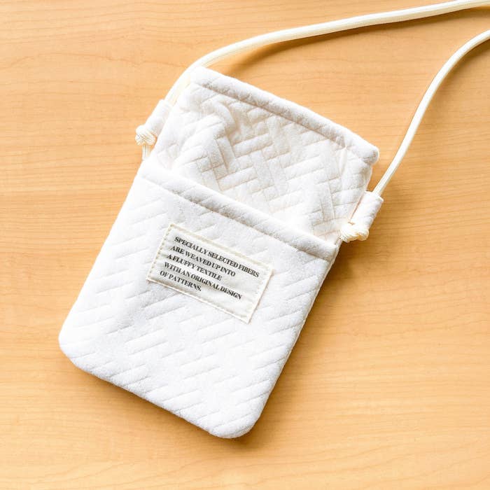 3COINS（スリーコインズ）のオススメのスマホグッズ「ヌビスマホショルダーバッグ」