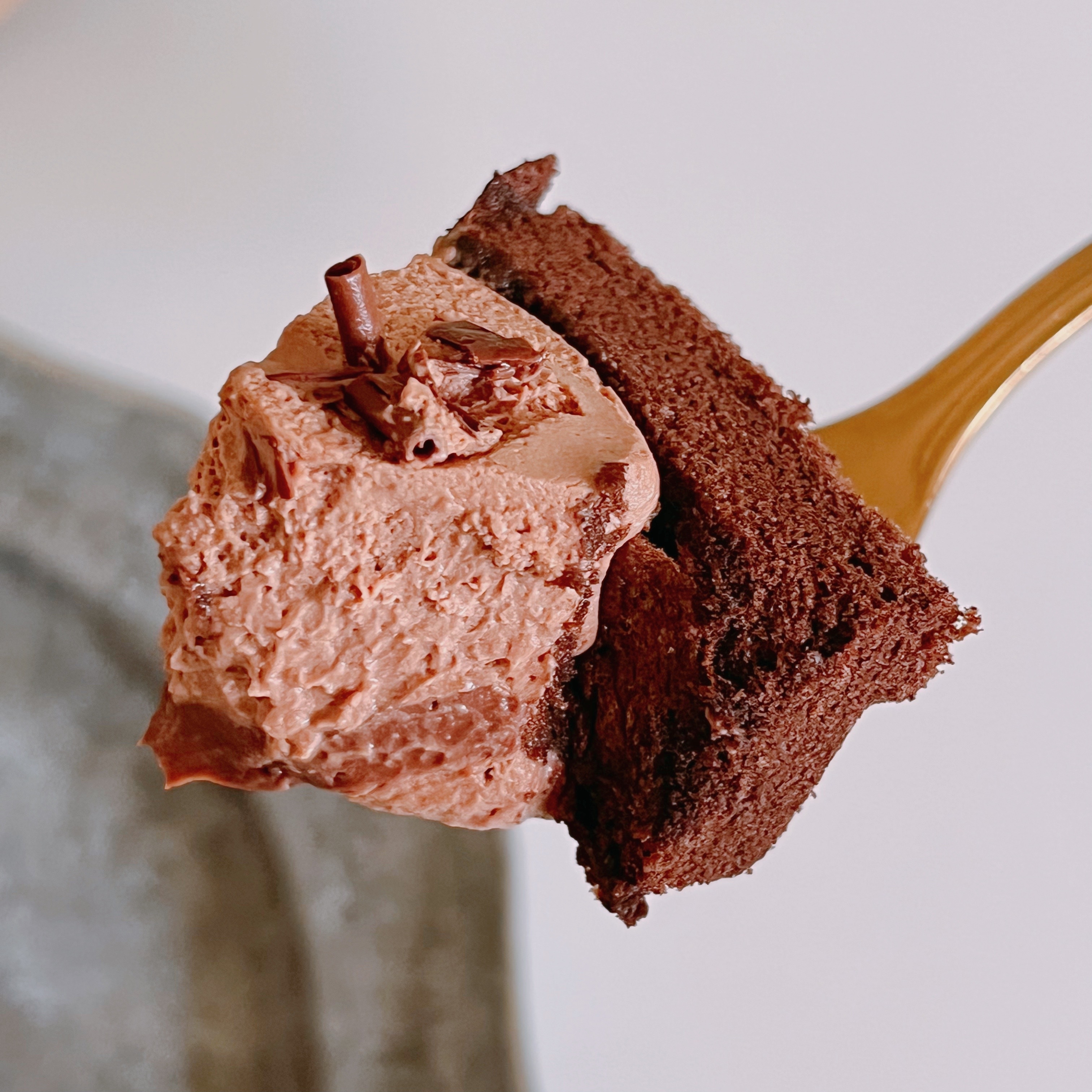 LAWSON（ローソン）のおすすめ「プレミアムロールケーキ（濃厚ショコラ）」