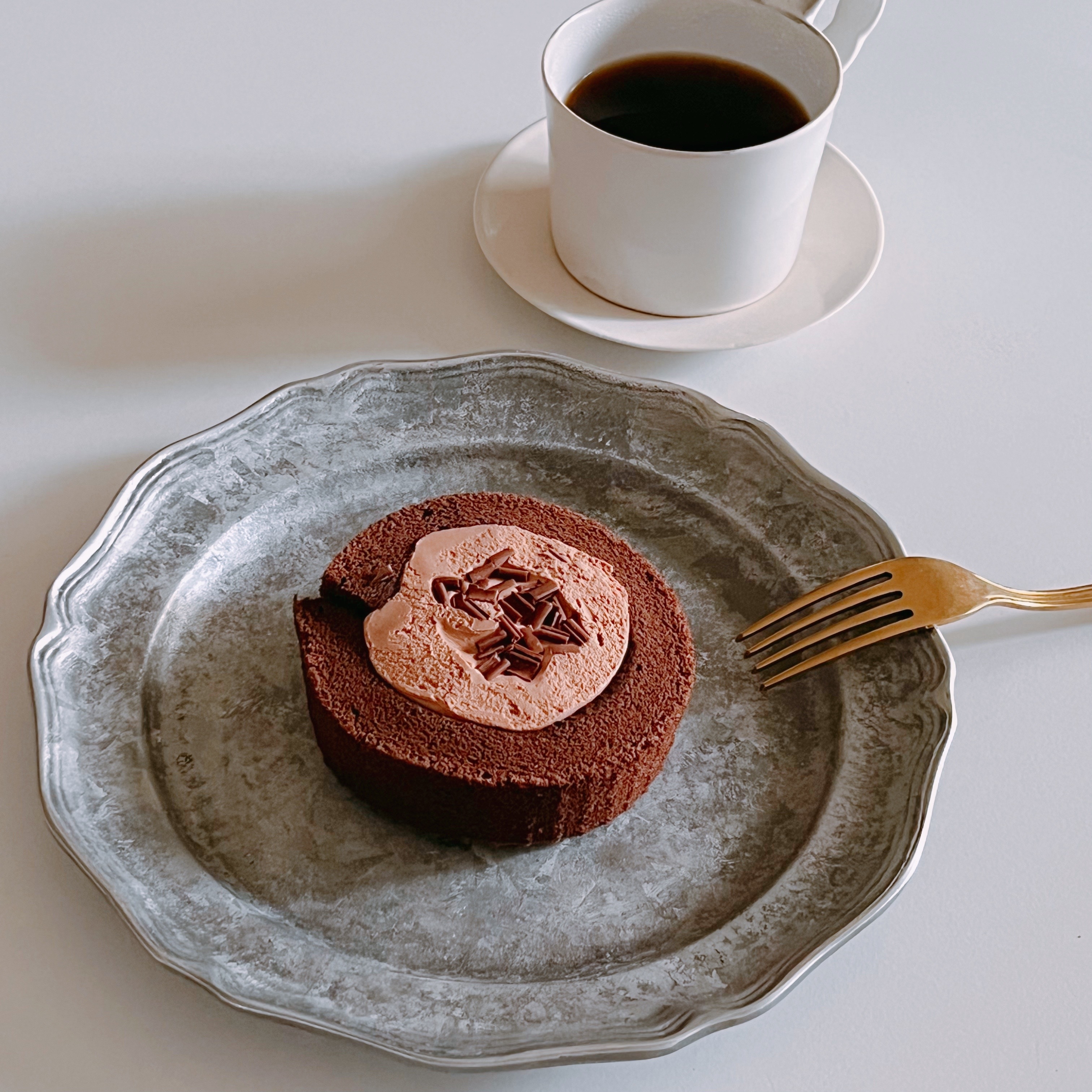 LAWSON（ローソン）のおすすめ「プレミアムロールケーキ（濃厚ショコラ）」