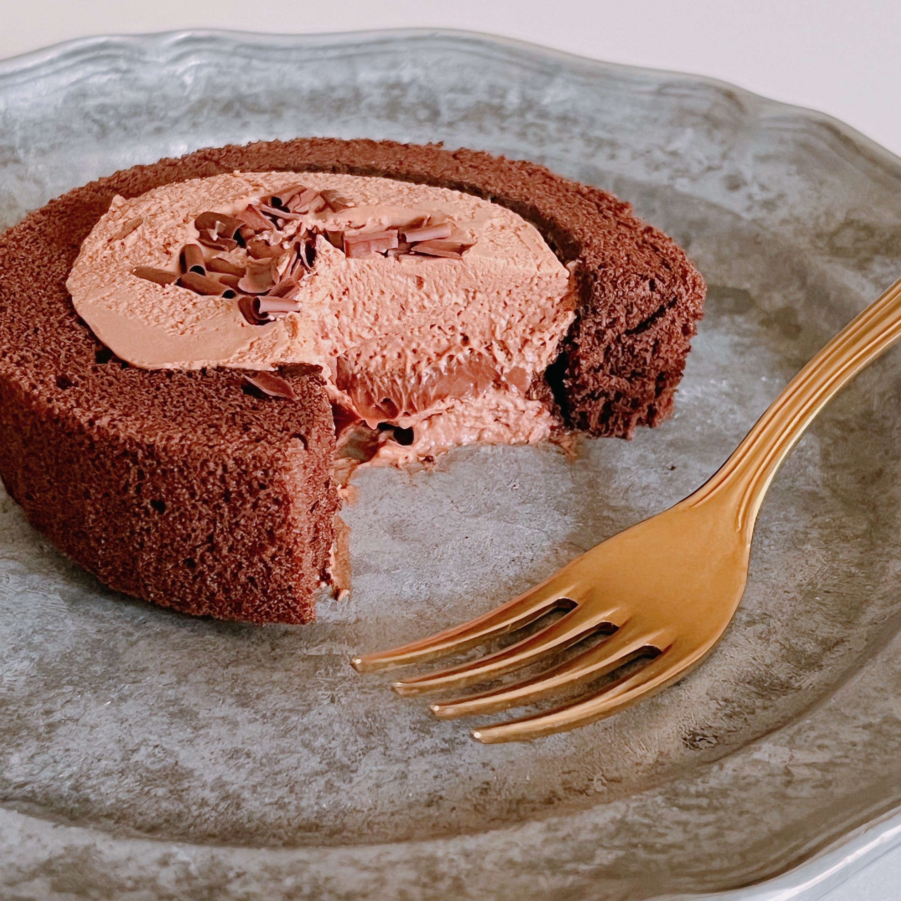 LAWSON（ローソン）のおすすめ「プレミアムロールケーキ（濃厚ショコラ）」