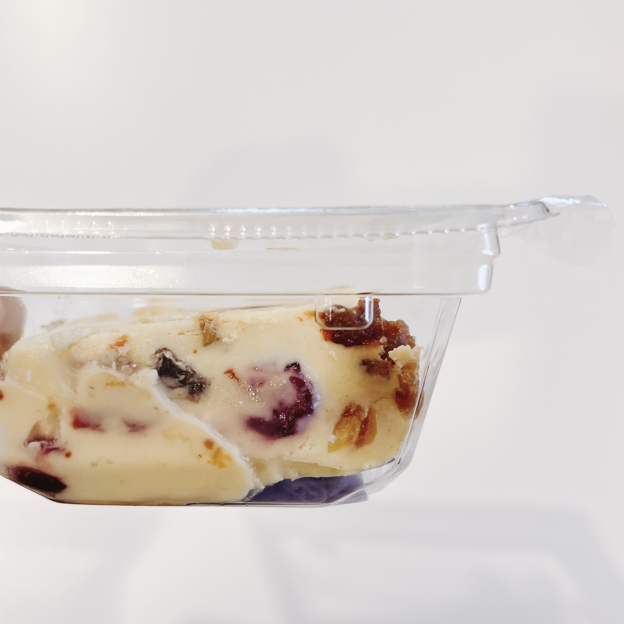 成城石井のオススメの商品「4種ドライフルーツのクリームチーズ」