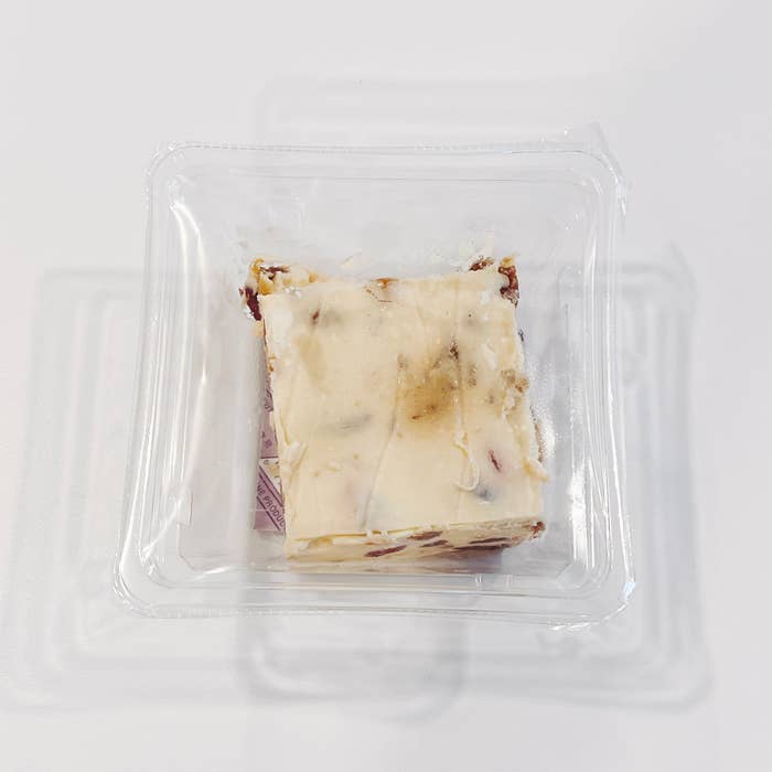 成城石井のオススメの商品「4種ドライフルーツのクリームチーズ」