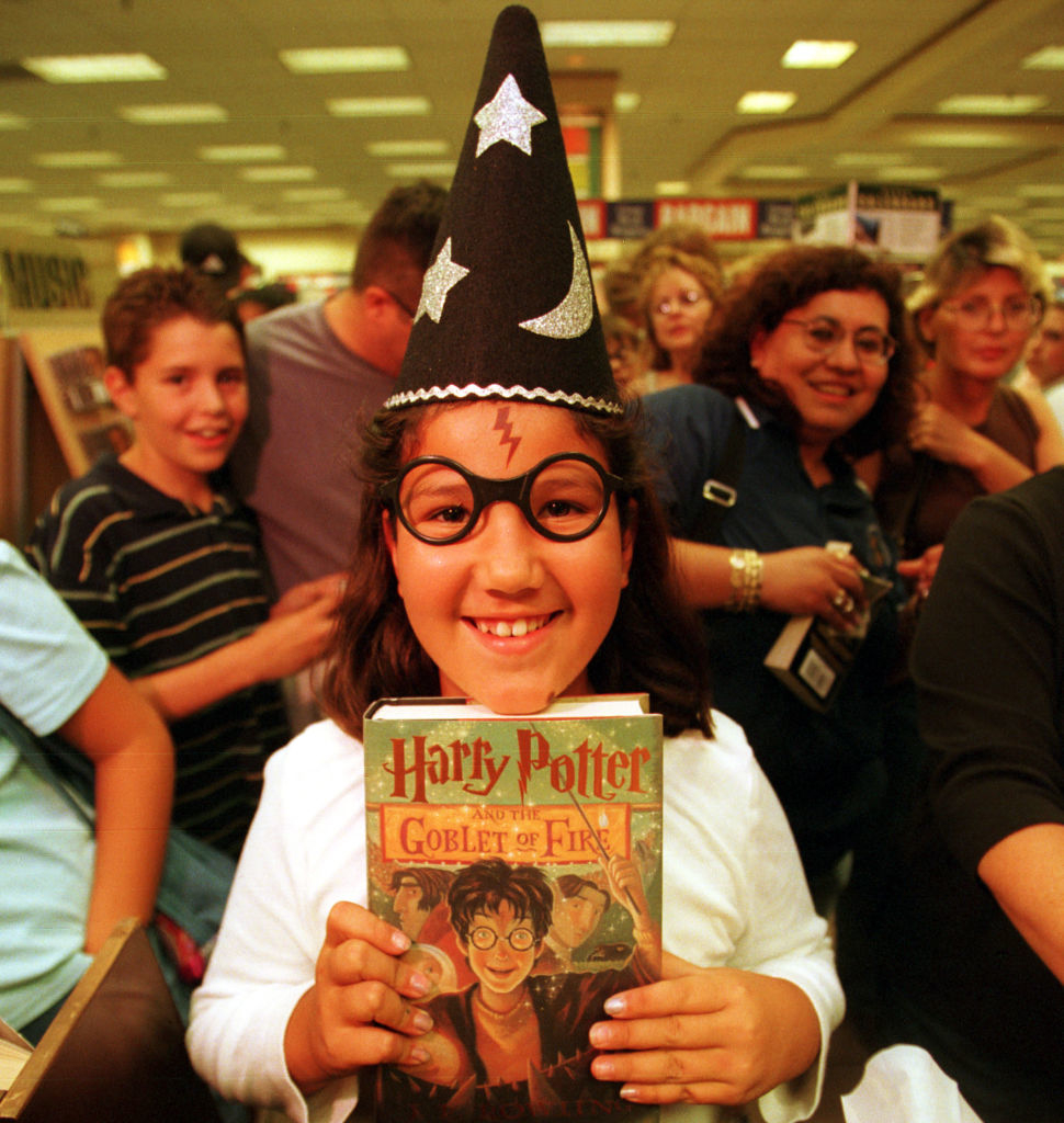 crowd with harry potter books