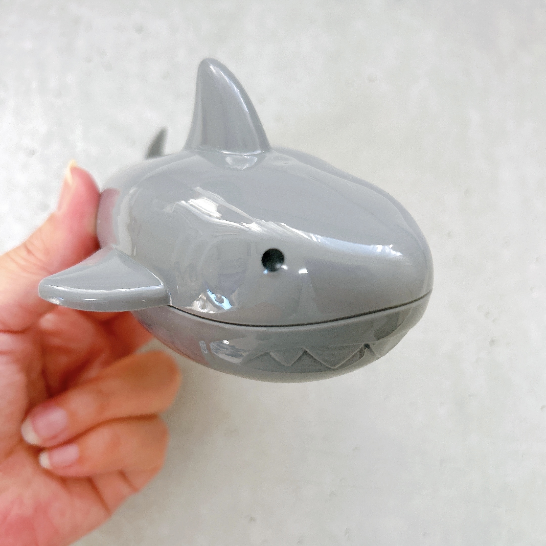 DAISO(ダイソー)のおすすめオモチャ「すすむシャーク」