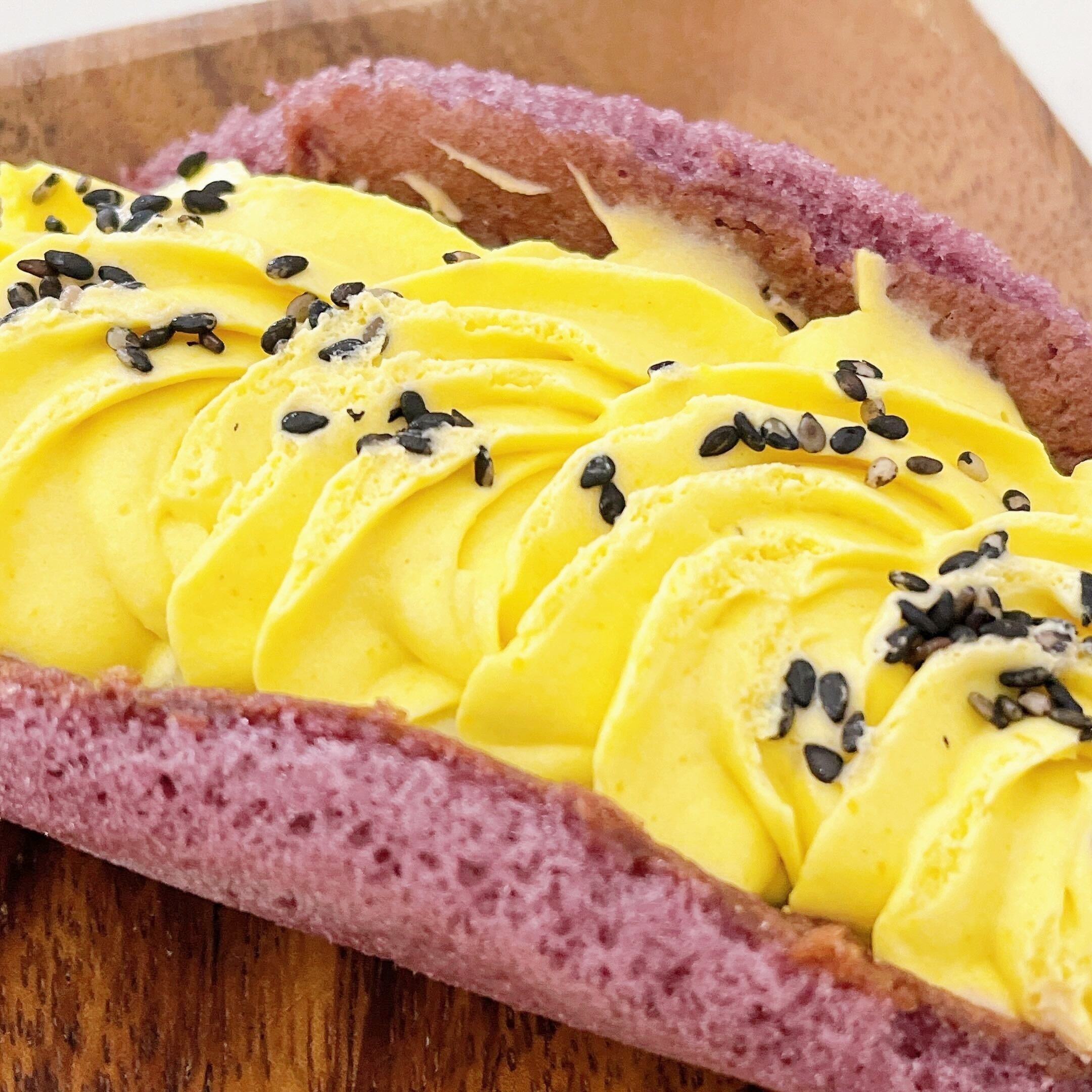 セブン-イレブンのオススメのスイーツ「おいもれっと おいもホイップ＆カラメルソース」