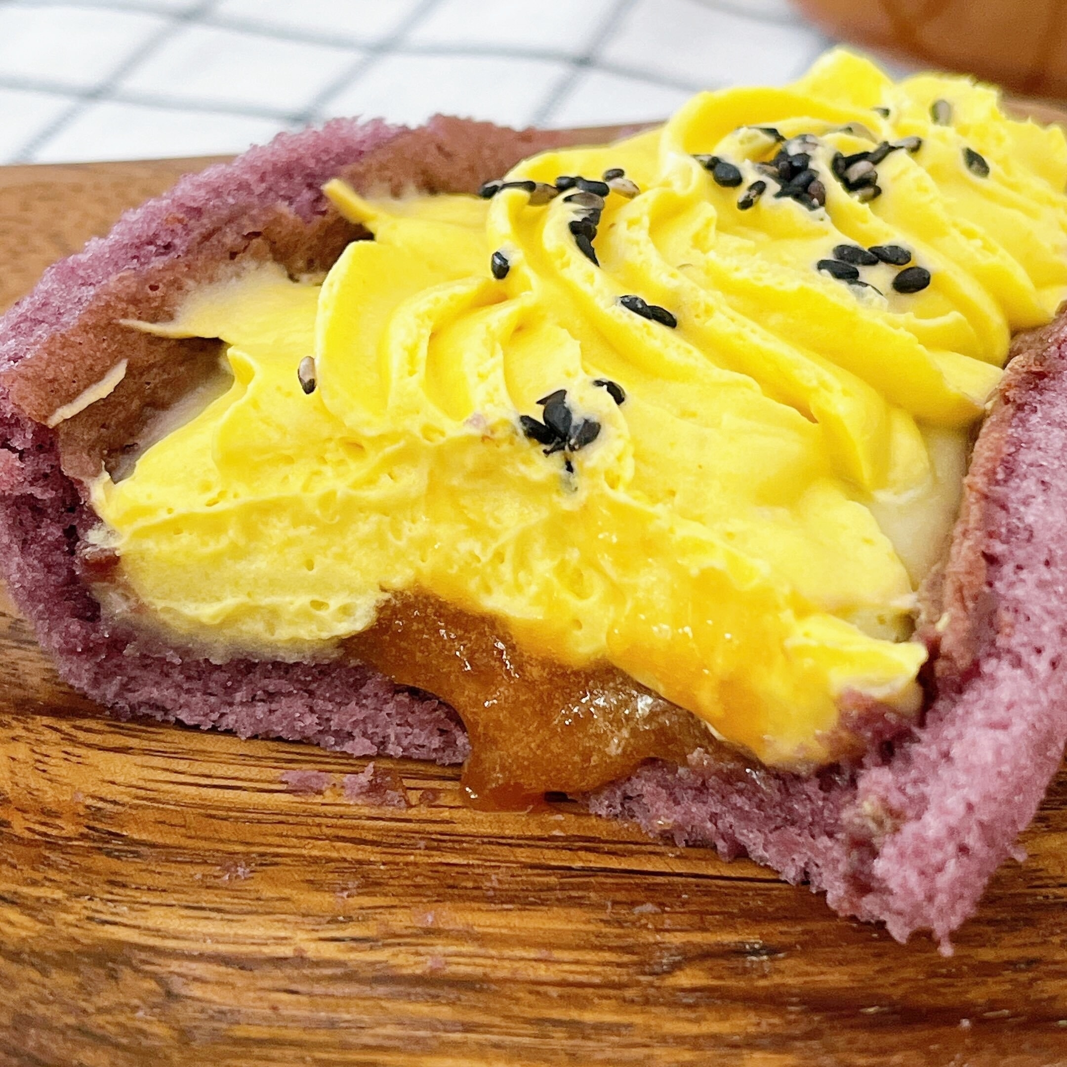 セブン-イレブンのオススメのスイーツ「おいもれっと おいもホイップ＆カラメルソース」