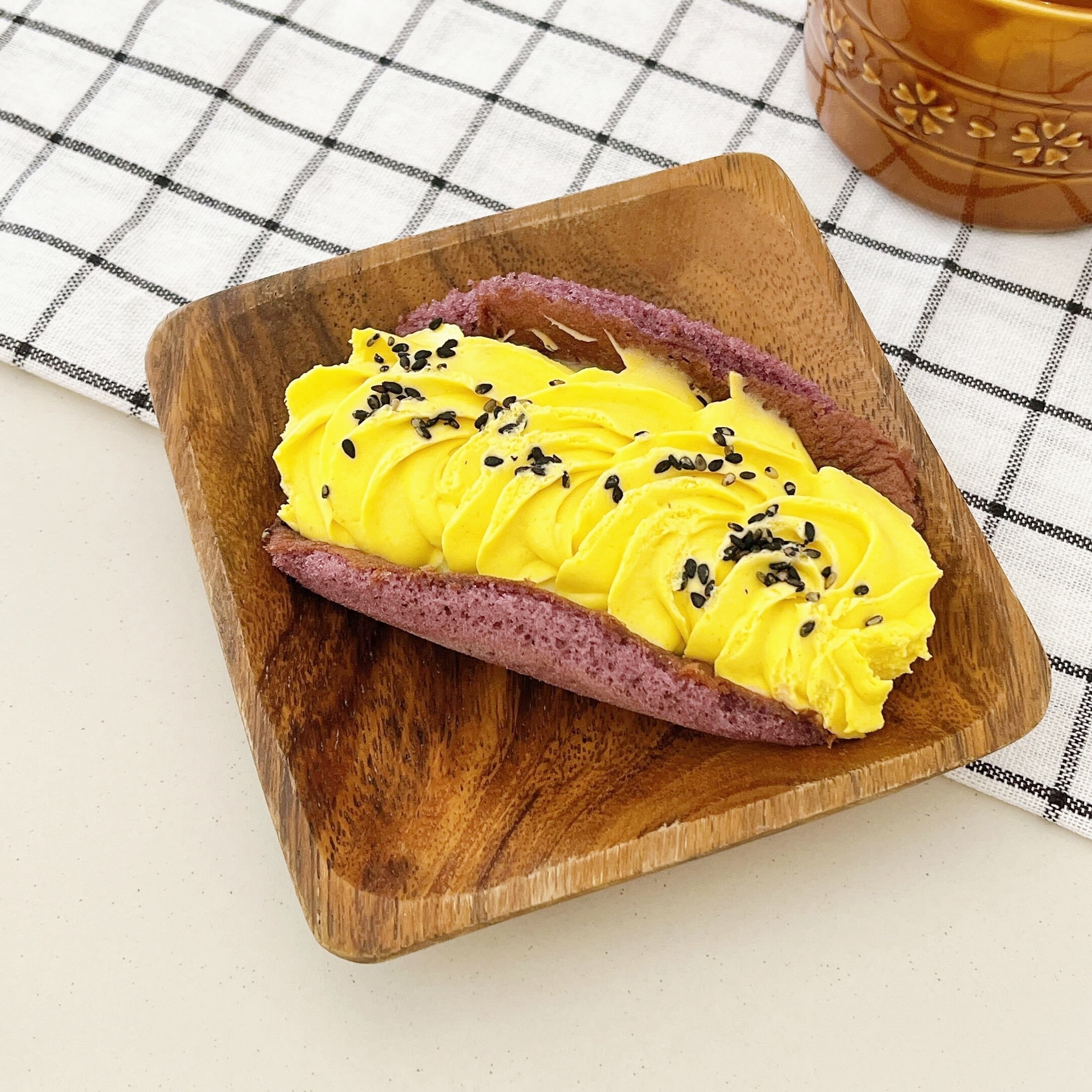 セブン-イレブンのオススメのスイーツ「おいもれっと おいもホイップ＆カラメルソース」