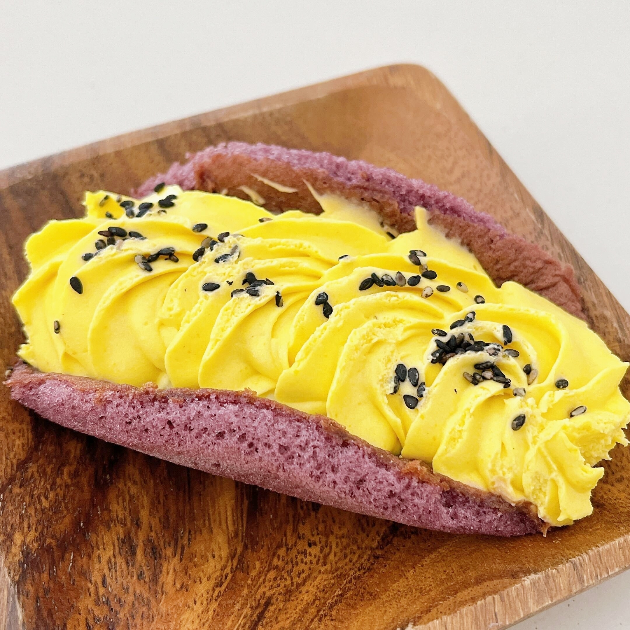 セブン-イレブンのオススメのスイーツ「おいもれっと おいもホイップ＆カラメルソース」