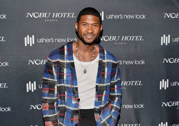 Usher smiles for photographers on the red carpet