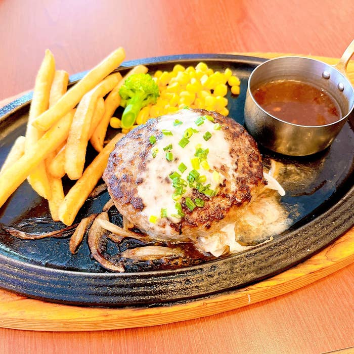 Royal Host(ロイヤルホスト)のオススメのフード「190gレギュラー 黒×黒ハンバーグ」