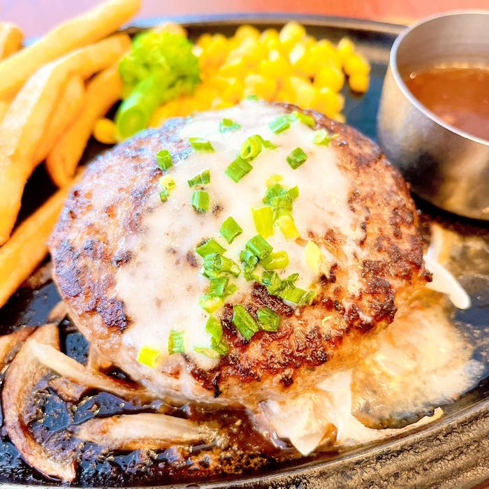 Royal Host(ロイヤルホスト)のオススメのフード「190gレギュラー 黒×黒ハンバーグ」