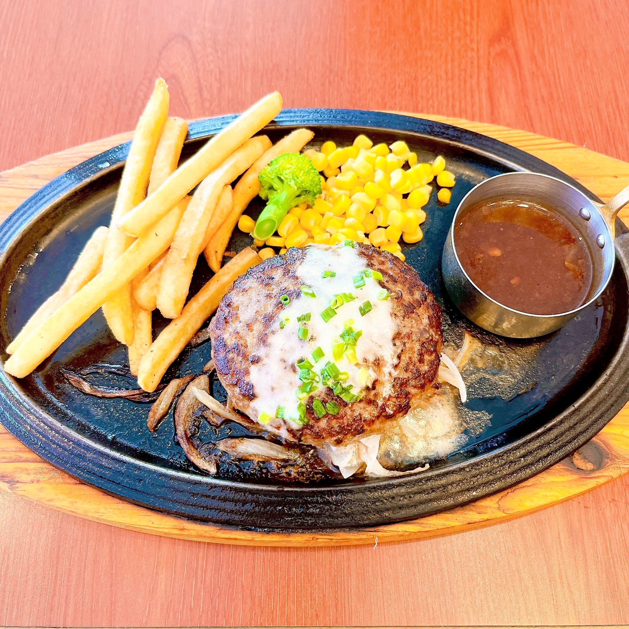 Royal Host（ロイヤルホスト）のオススメのフード「190gレギュラー 黒×黒ハンバーグ」