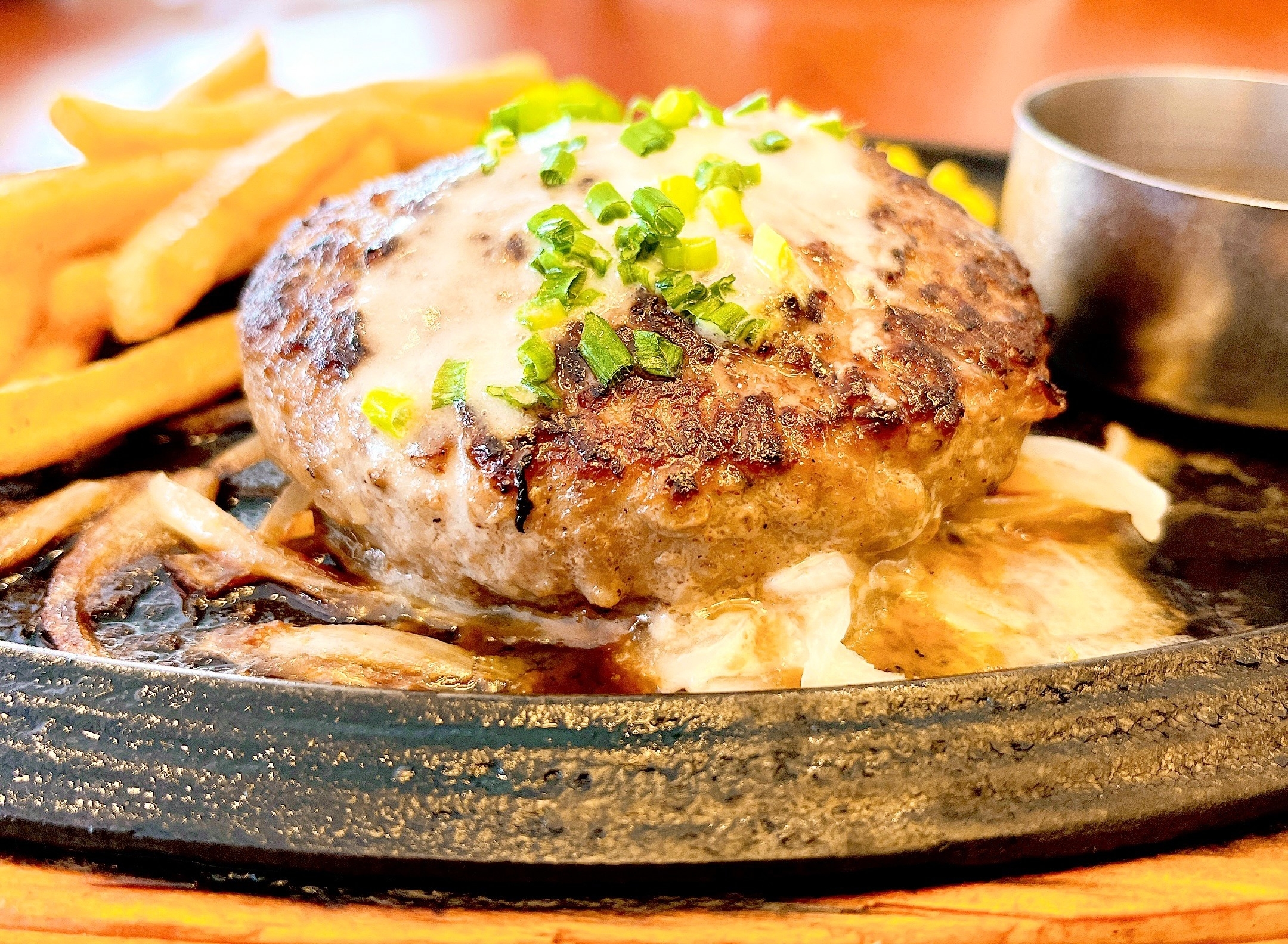 Royal Host（ロイヤルホスト）のオススメのフード「190gレギュラー 黒×黒ハンバーグ」