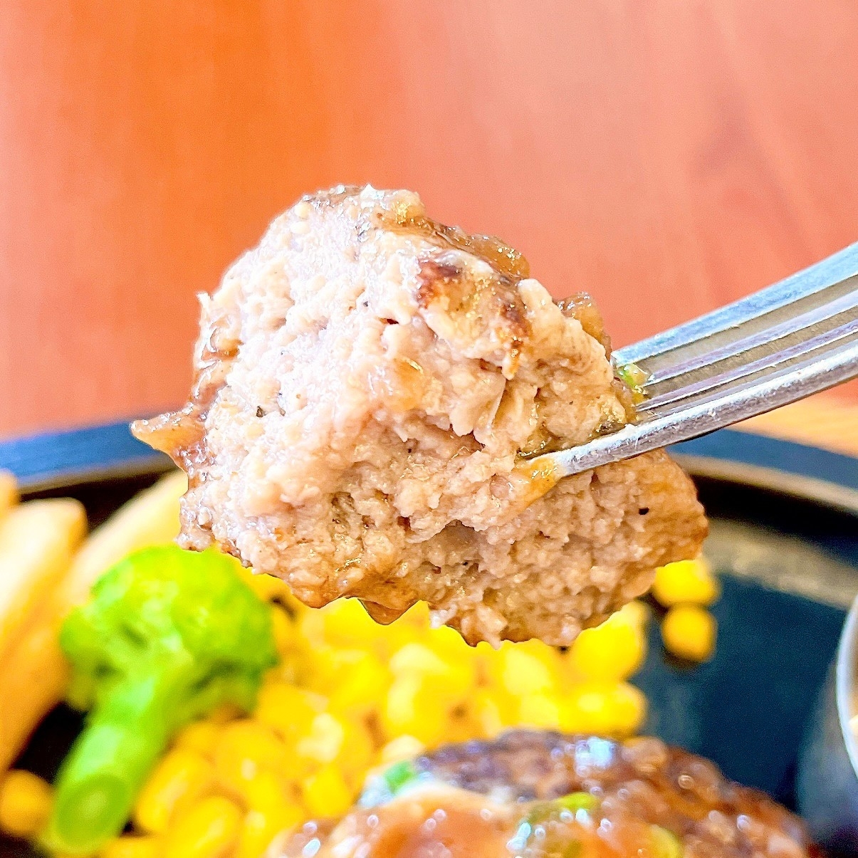 Royal Host（ロイヤルホスト）のオススメのフード「190gレギュラー 黒×黒ハンバーグ」