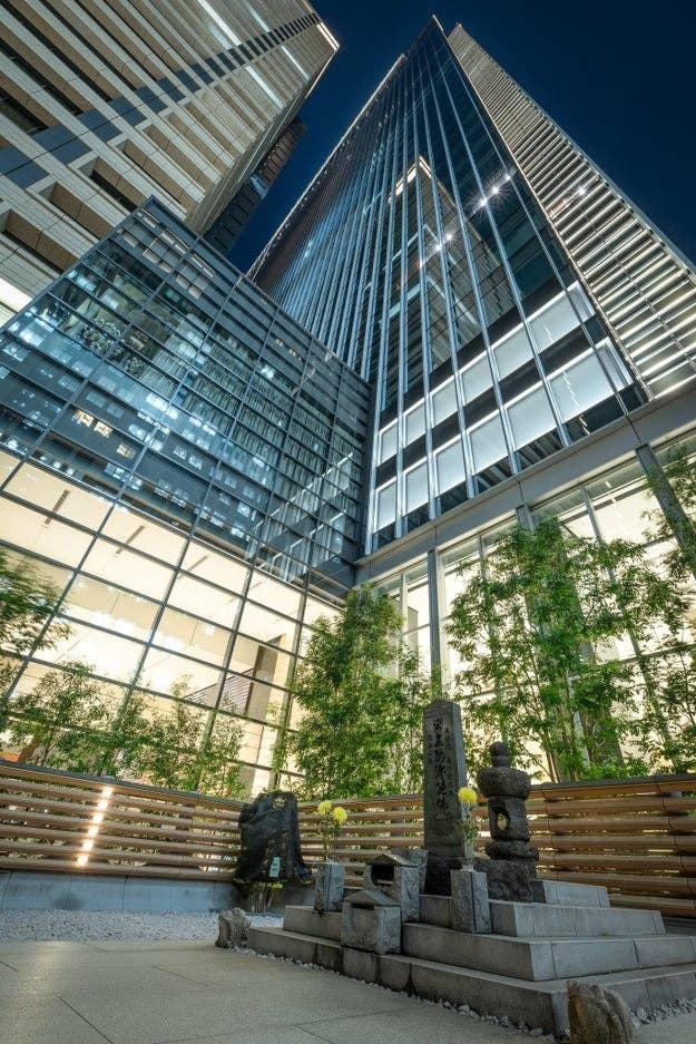 将門の首塚と摩天楼