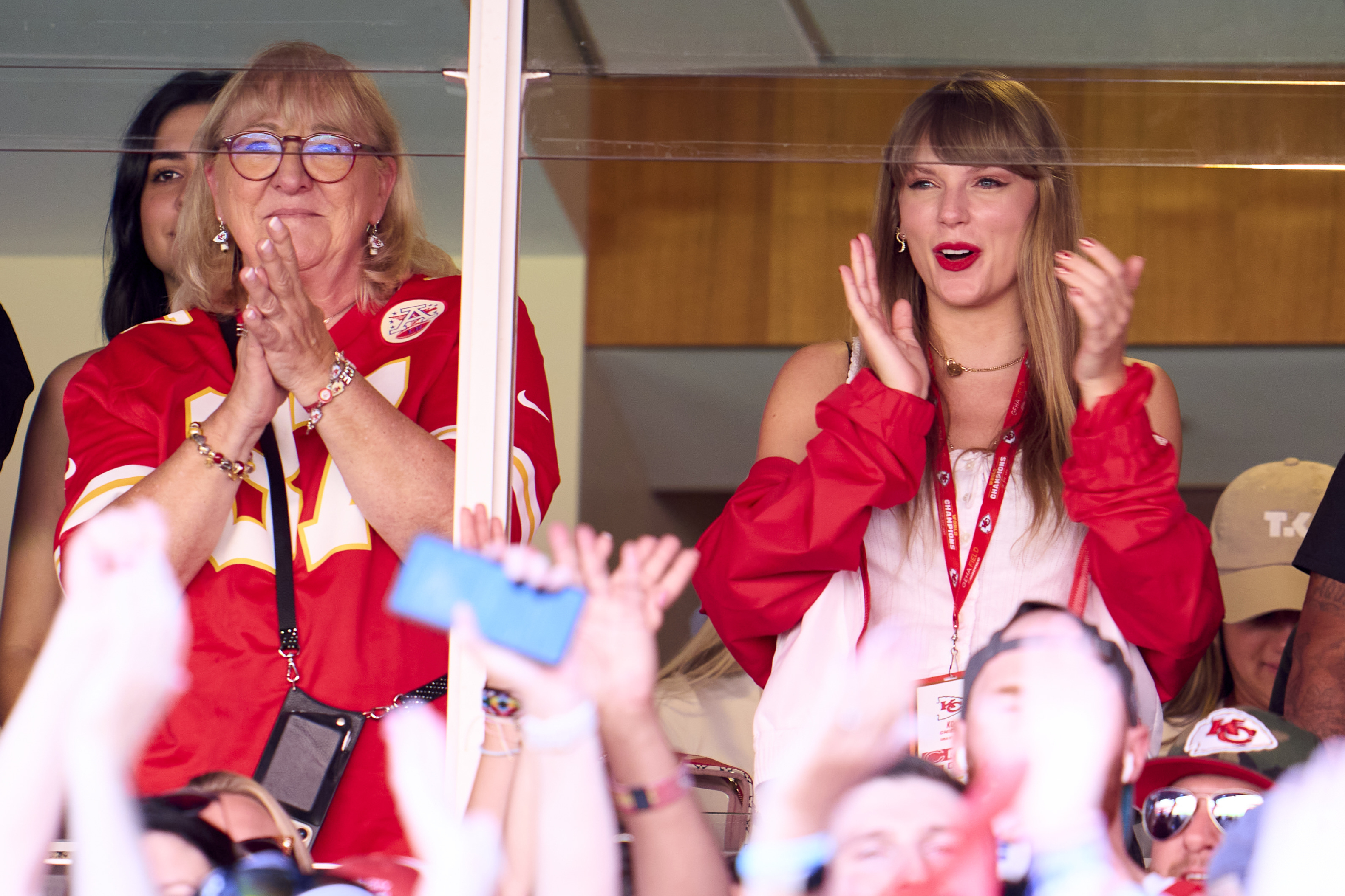 Donna Kelce and Taylor Swift clapping
