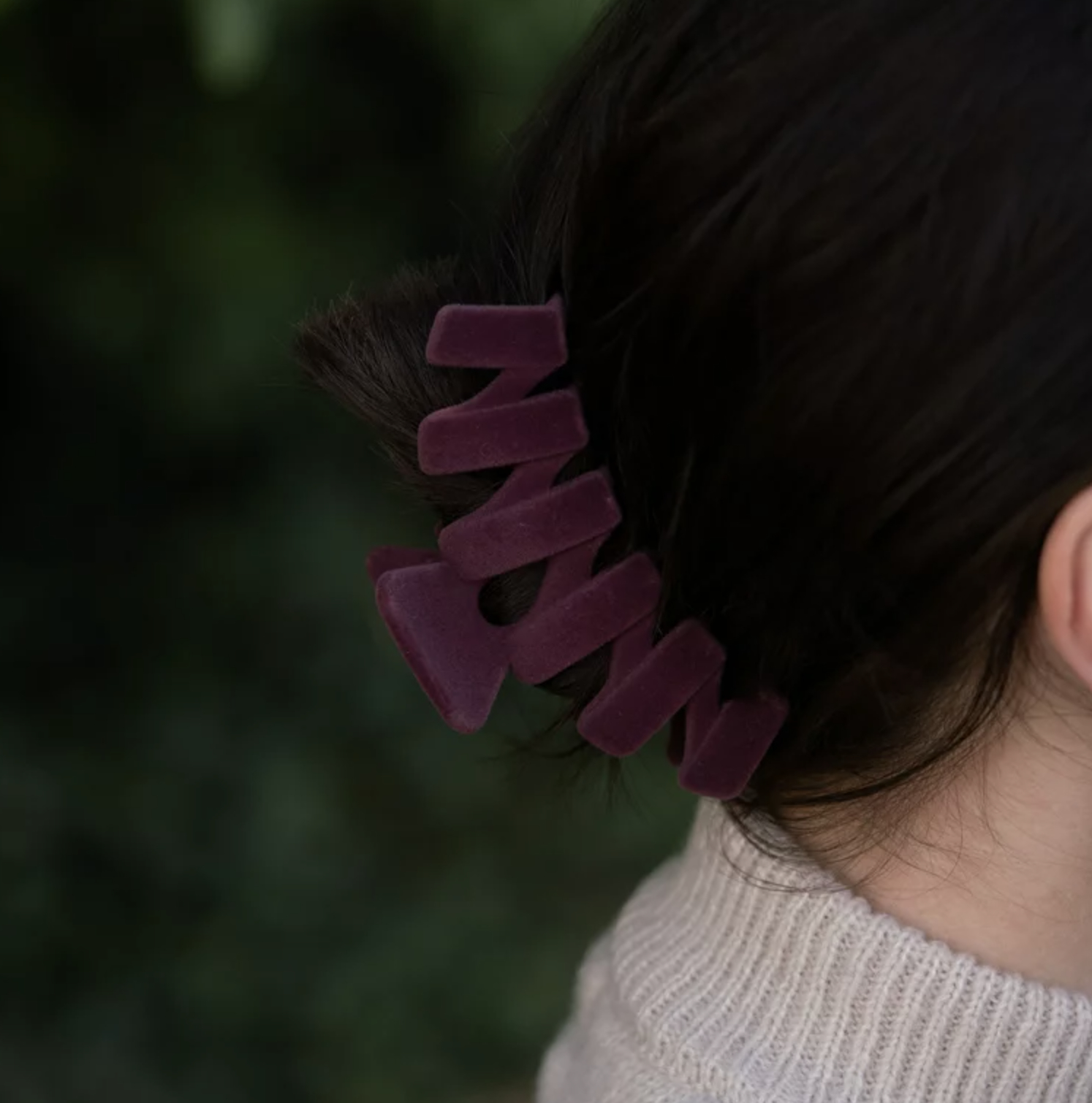 a person wearing the claw clip in their hair