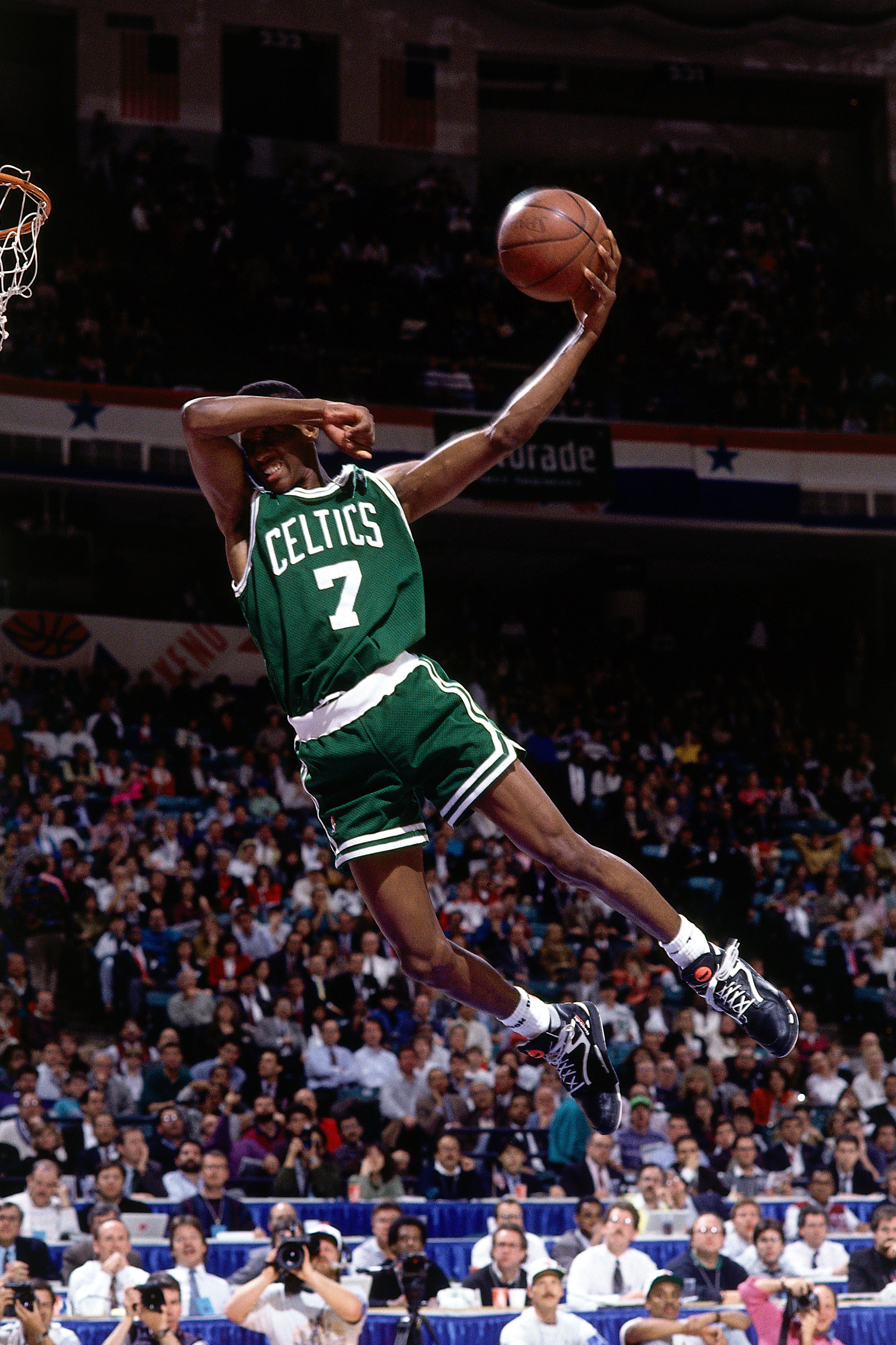 Dee Brown winning the 1991 NBA All-Star Slam Dunk Contest with his no-look dunk