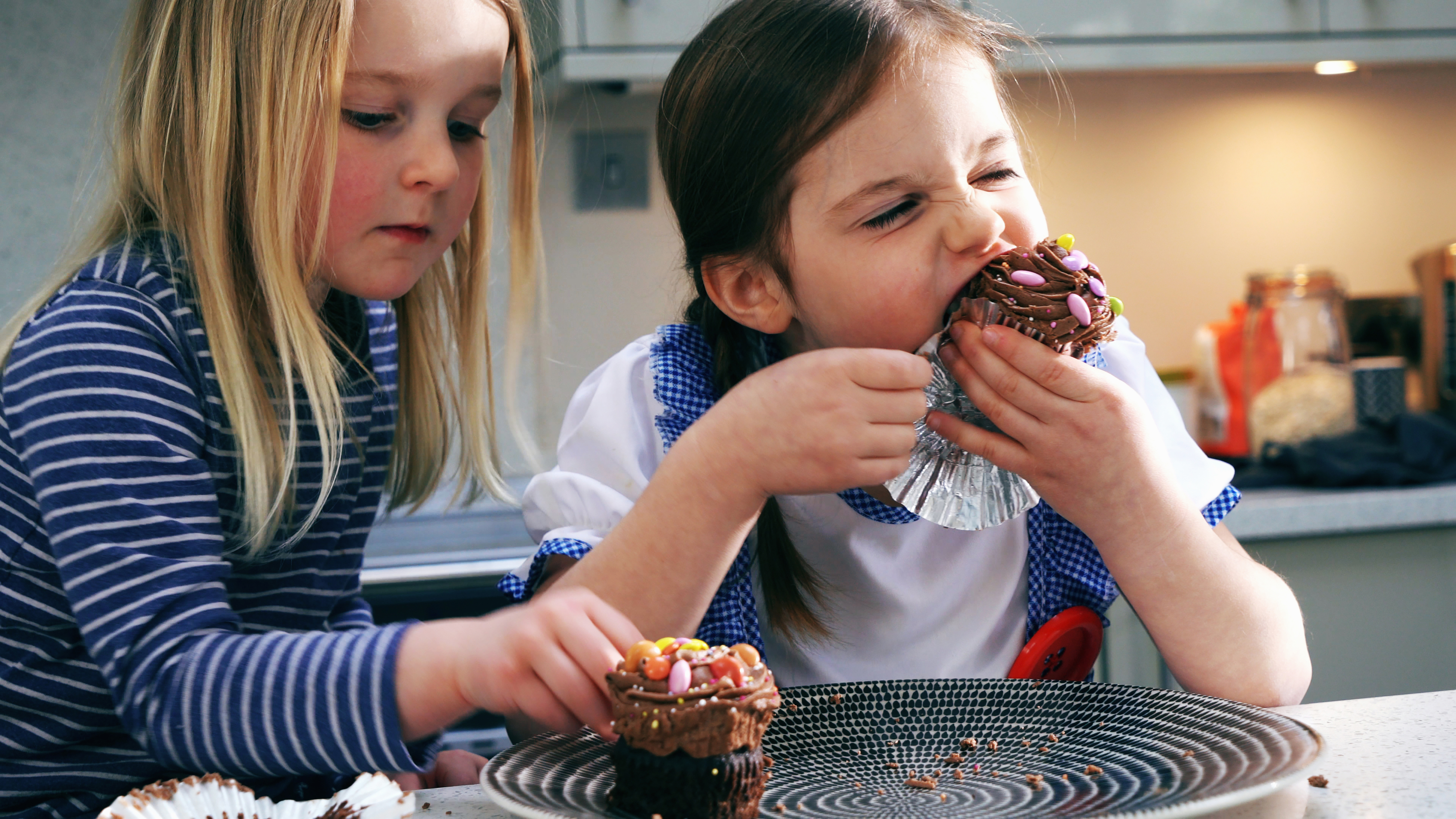 children eating cupcakes
