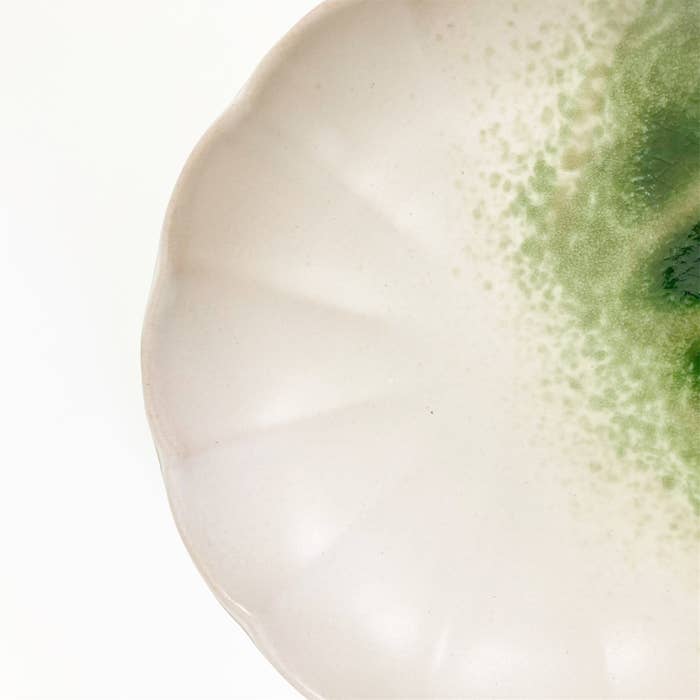 DAISO（ダイソー）の高見えプレート「緑吹花皿（約16cm×H3cm）」