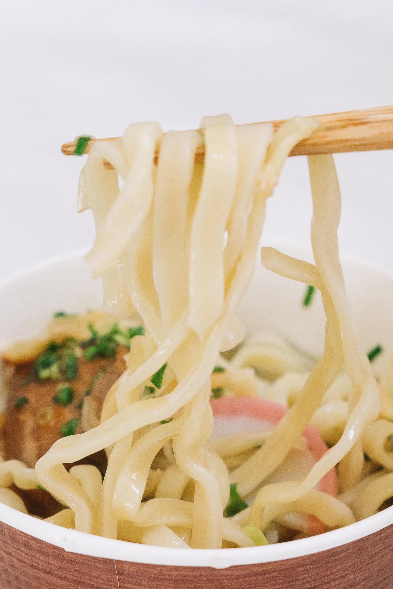 ローソンのオススメグルメ「麺処てぃあんだー監修 ラフテーそば」