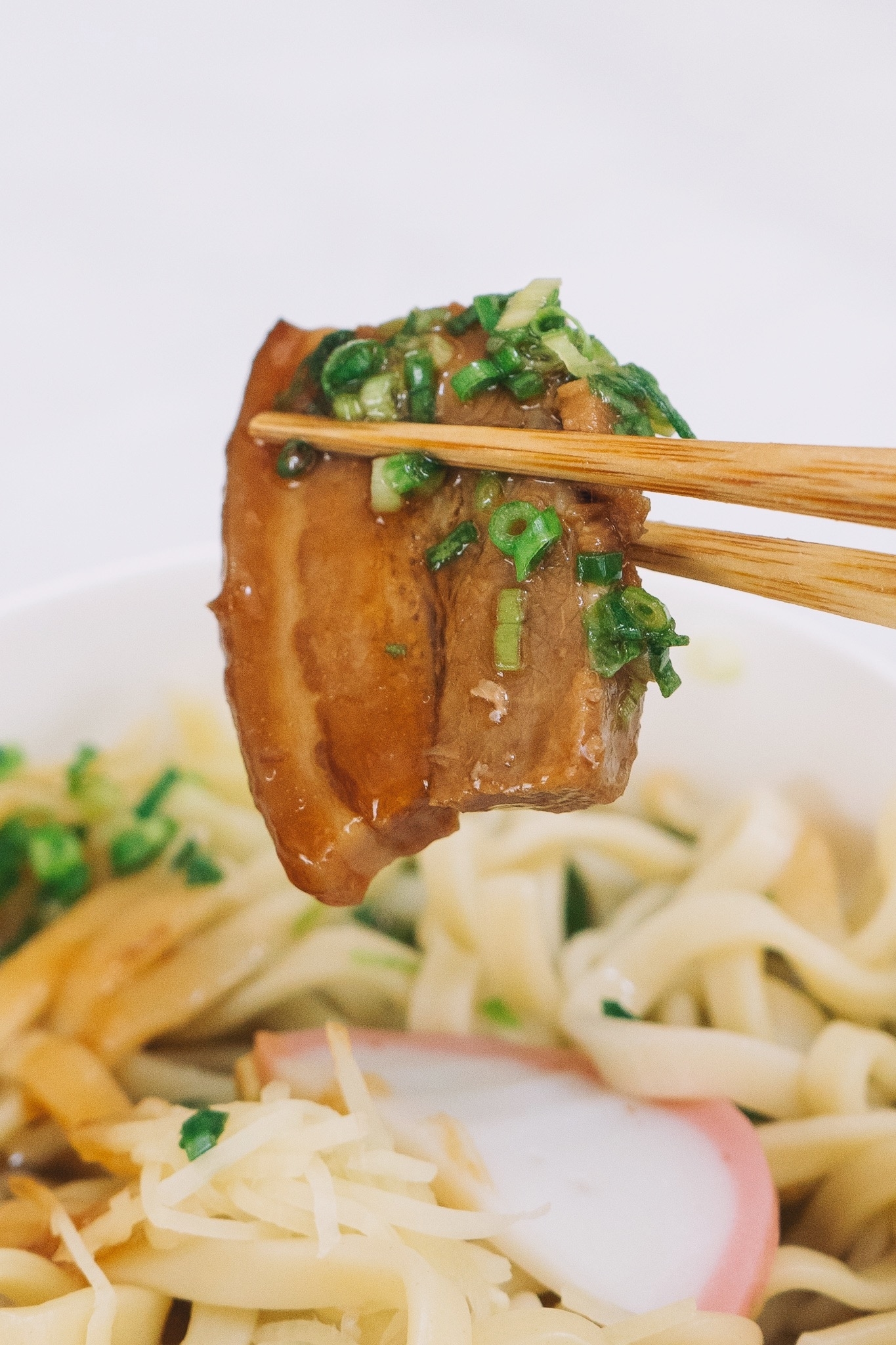 ローソンのオススメグルメ「麺処てぃあんだー監修 ラフテーそば」