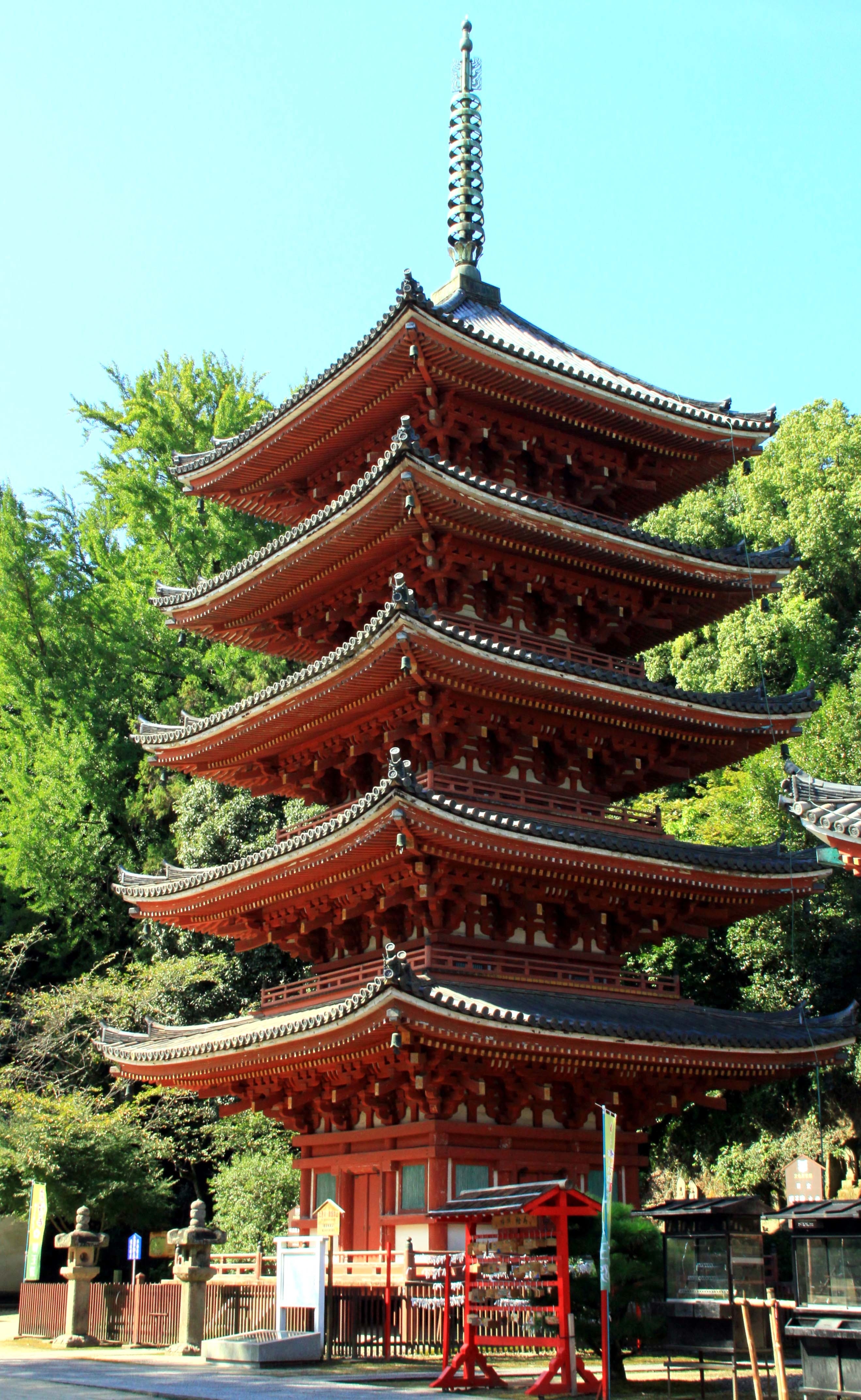 明王院五重塔／広島県福山市提供