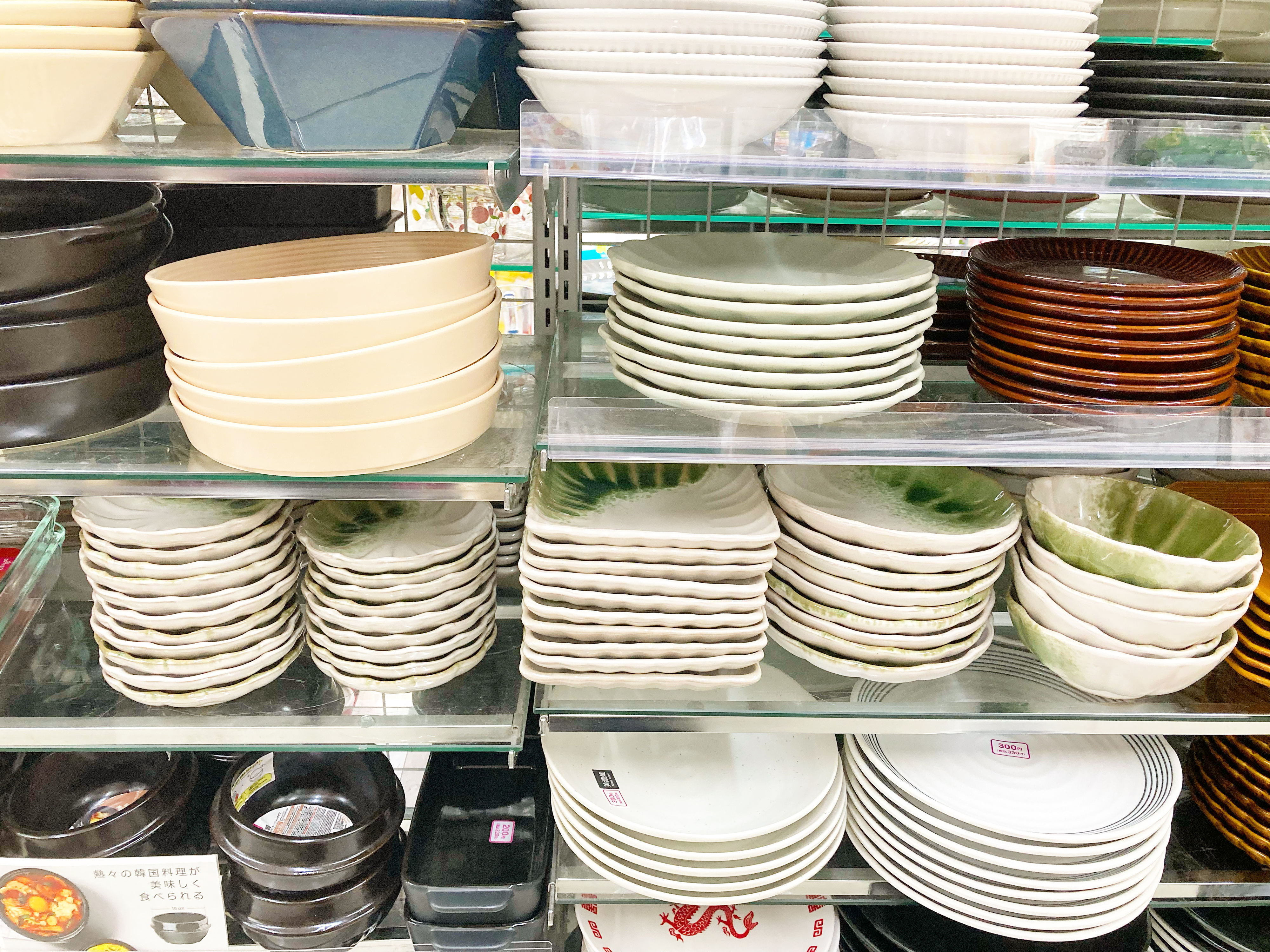 DAISO(ダイソー)の高見えプレート「緑吹花皿(約16cm×H3cm)」