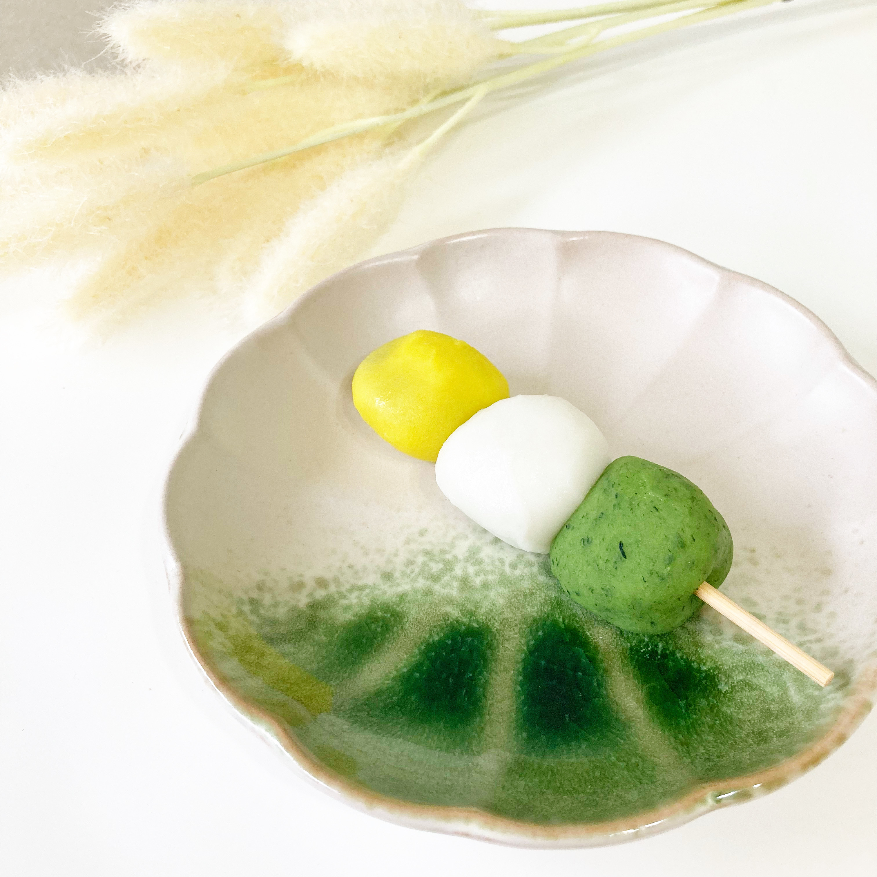 DAISO(ダイソー)の高見えプレート「緑吹花皿(約16cm×H3cm)」