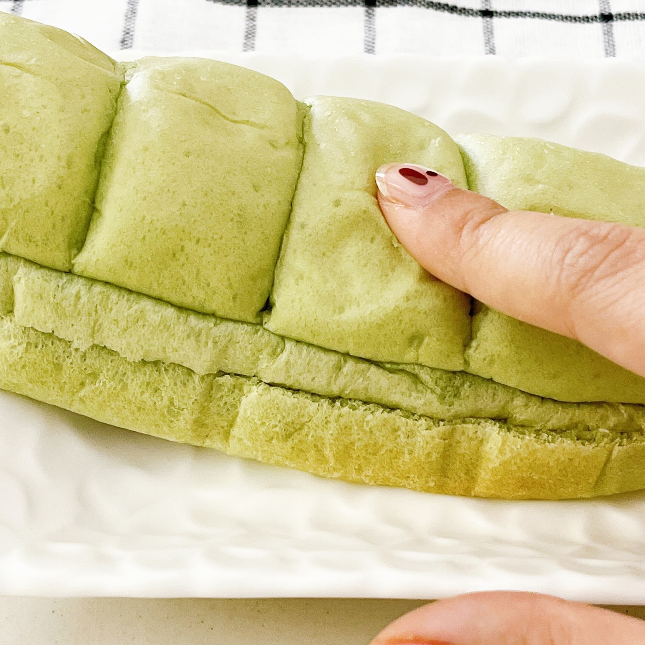 セブン-イレブンのオススメのパン「滋賀県産小麦使用 モリヤマメロンジャムのちぎりパン」