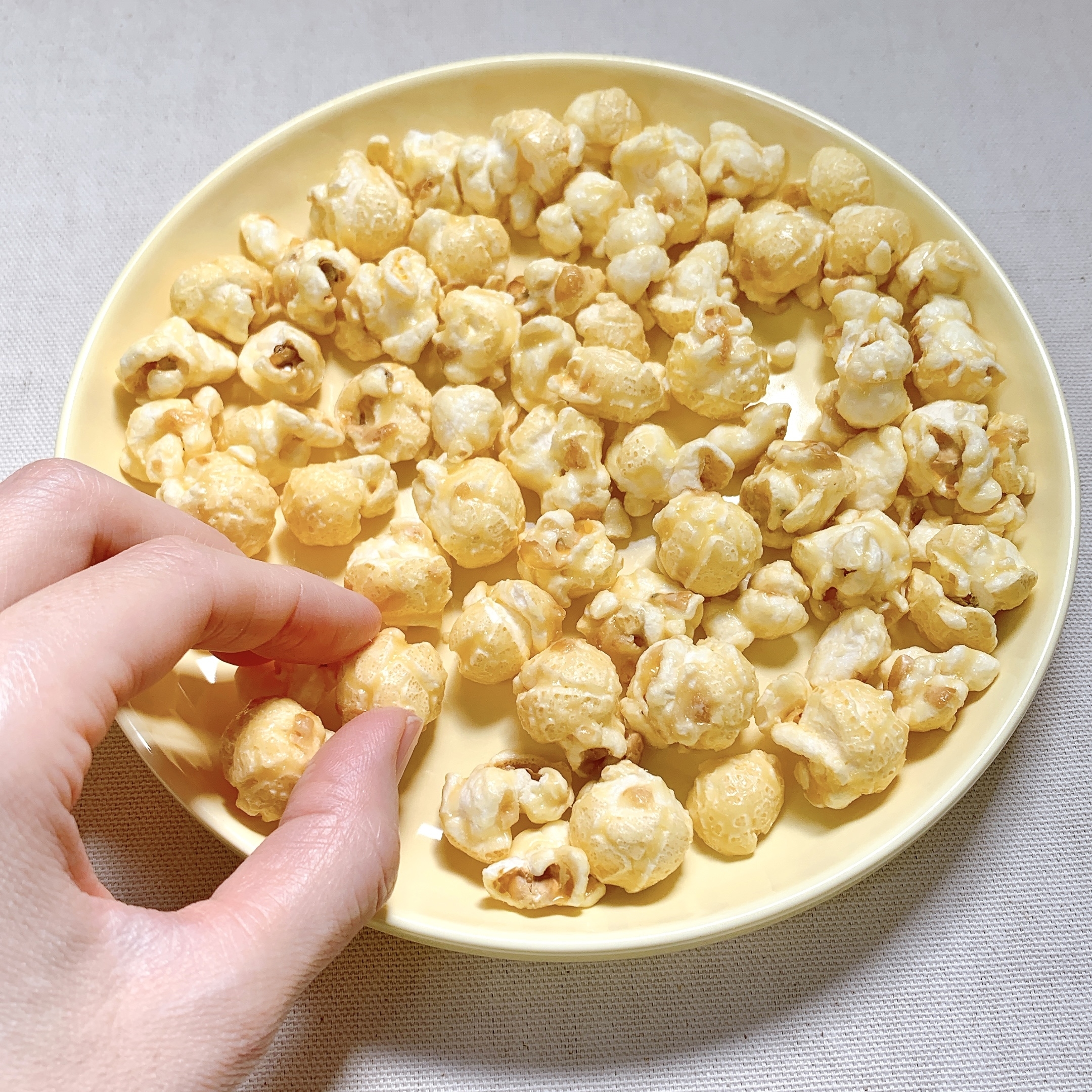 3COINS(スリーコインズ)のおすすめのお菓子「しっかり絡めたさつまいもポップコーン」