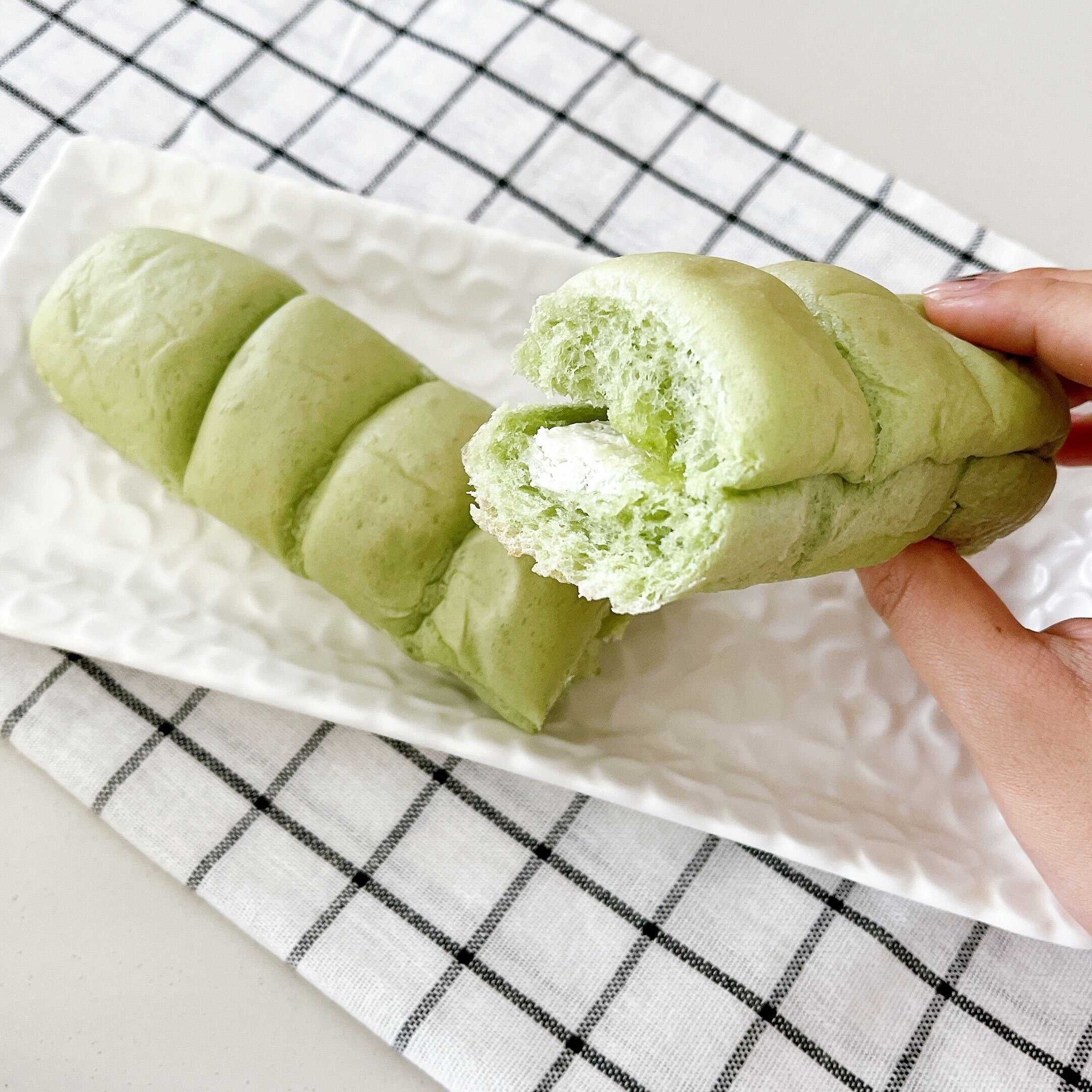 セブン-イレブンのオススメのパン「滋賀県産小麦使用 モリヤマメロンジャムのちぎりパン」