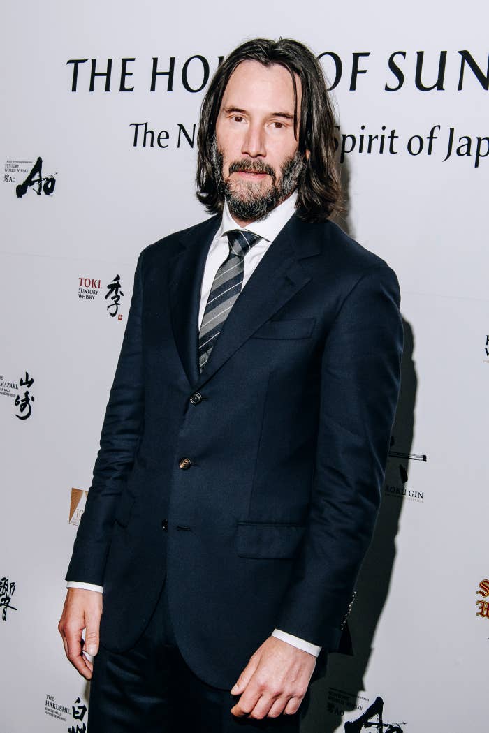 Keanu on the red carpet in a uit