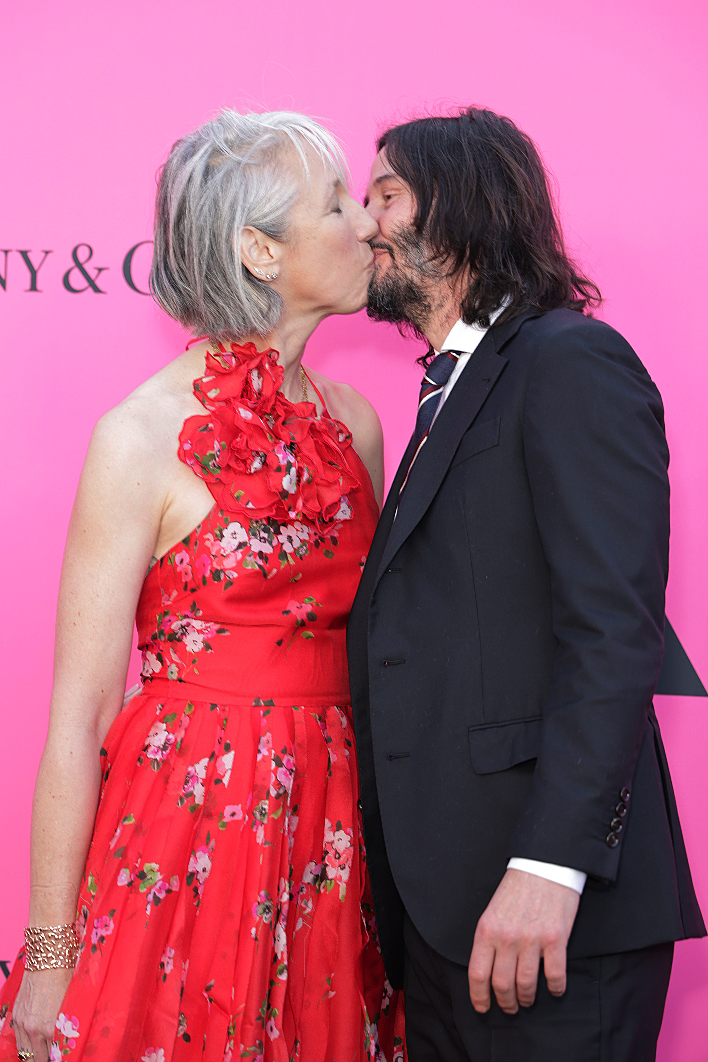 The couple kissing on the red carpet