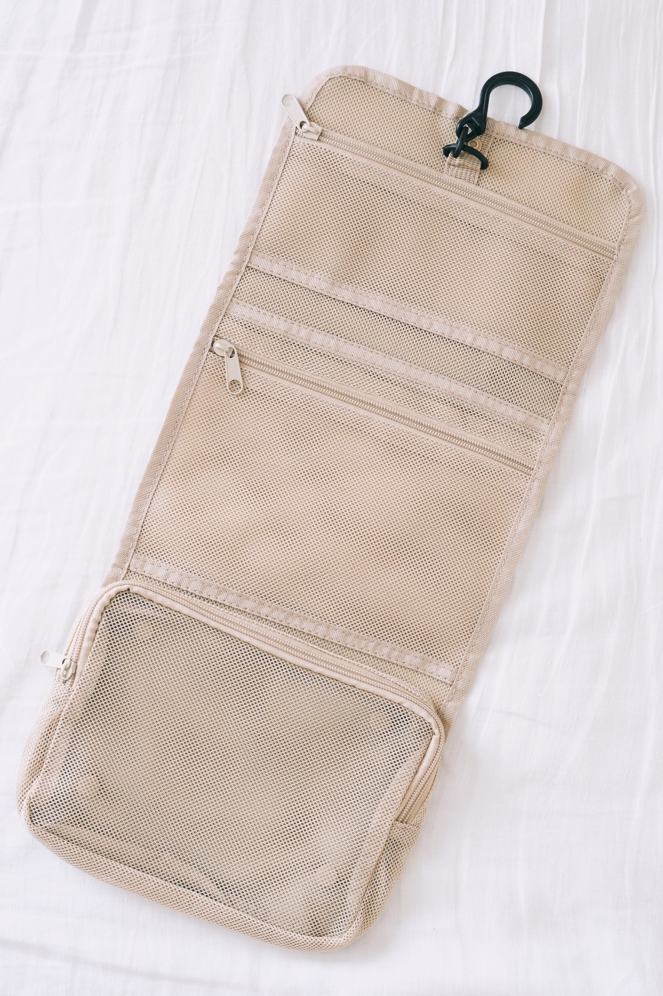 3COINS(スリーコインズ)のおすすめアイテム「メッシュ3段吊り下げポーチ」