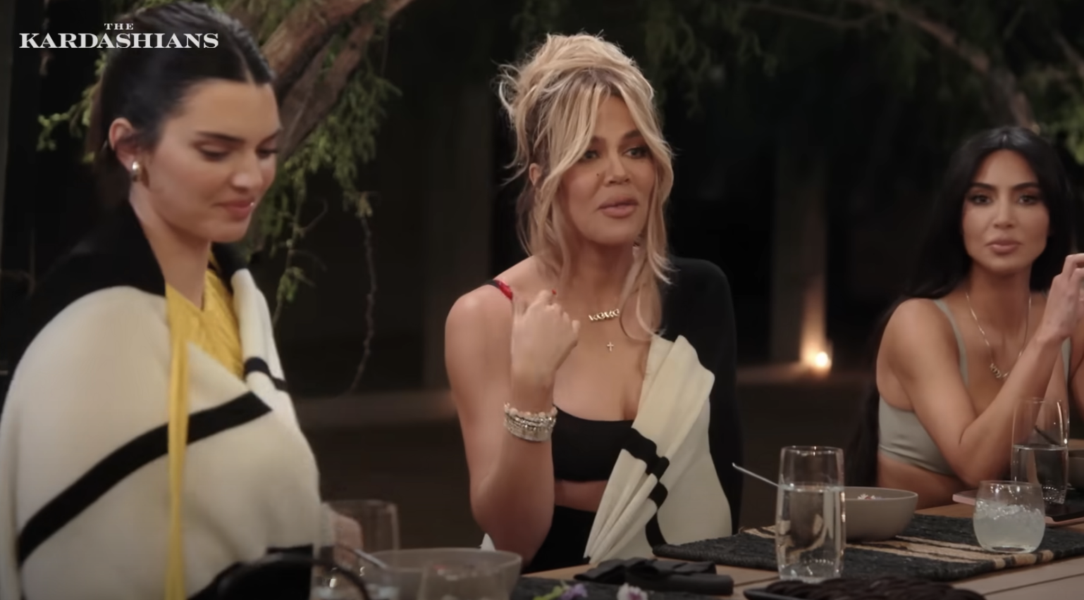 khloe sitting in between kendall and kim at dinner