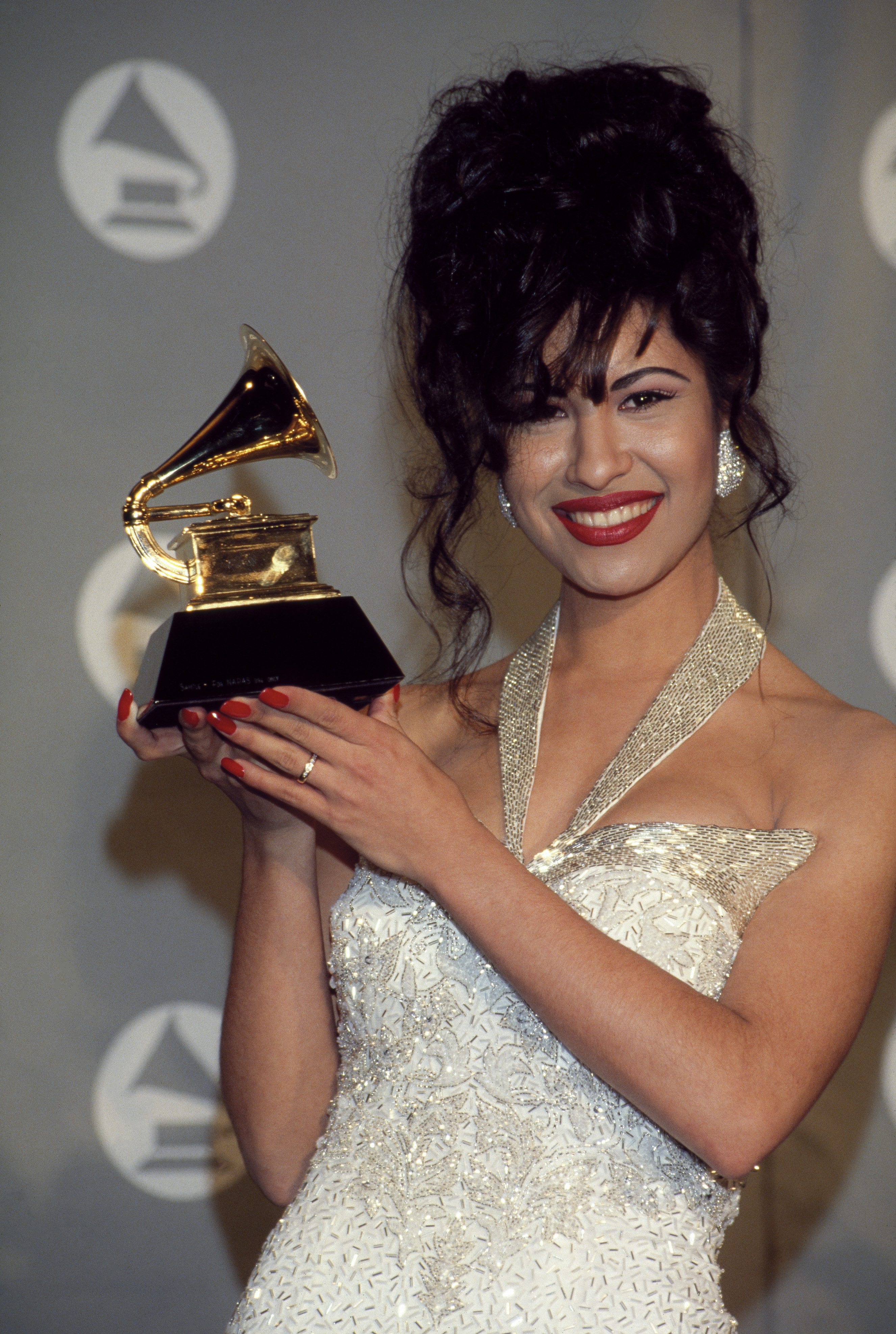 Selena holding her Grammy
