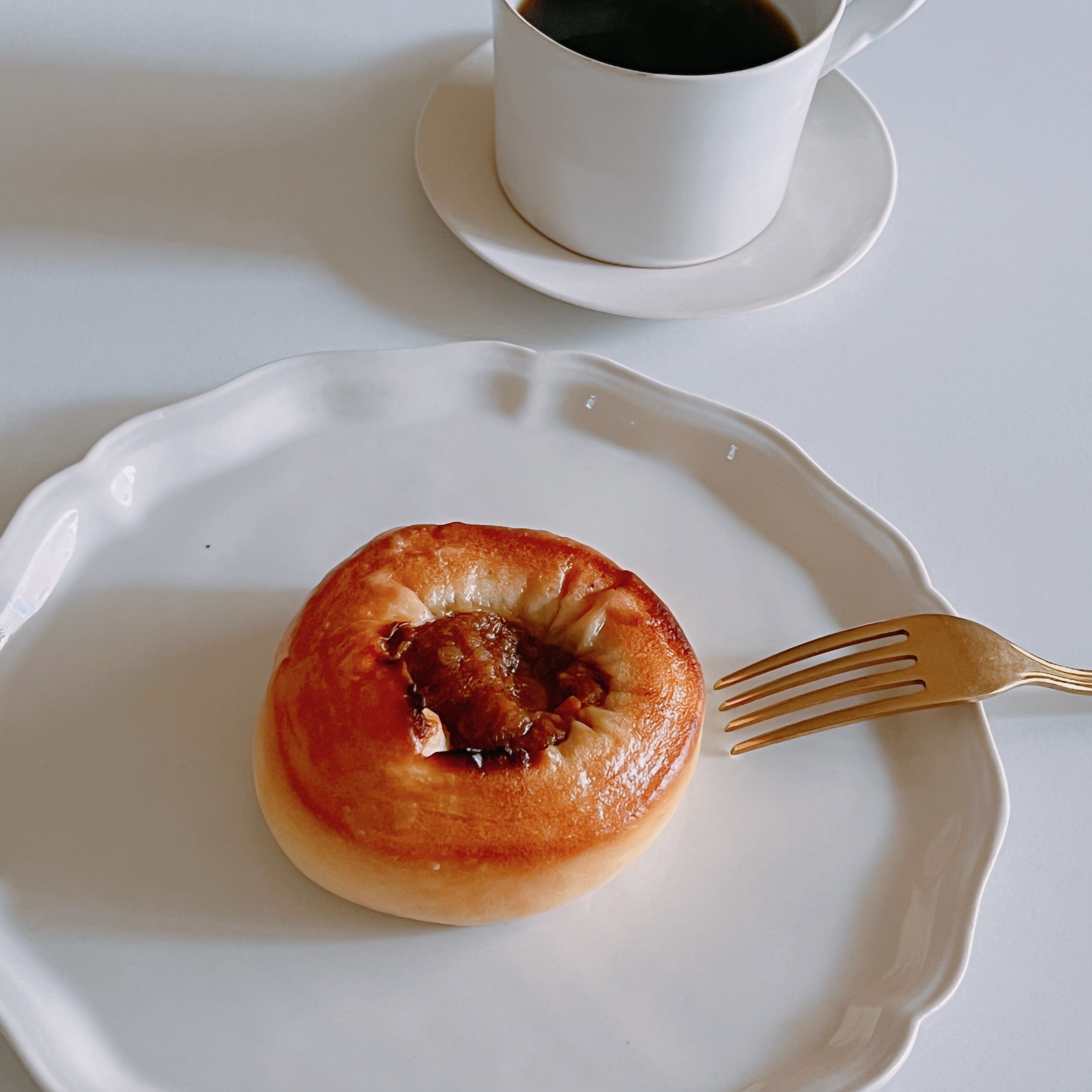 FamilyMart(ファミリーマート)のおすすめ「こんがりビストロまん とろ~りチーズカレー味」