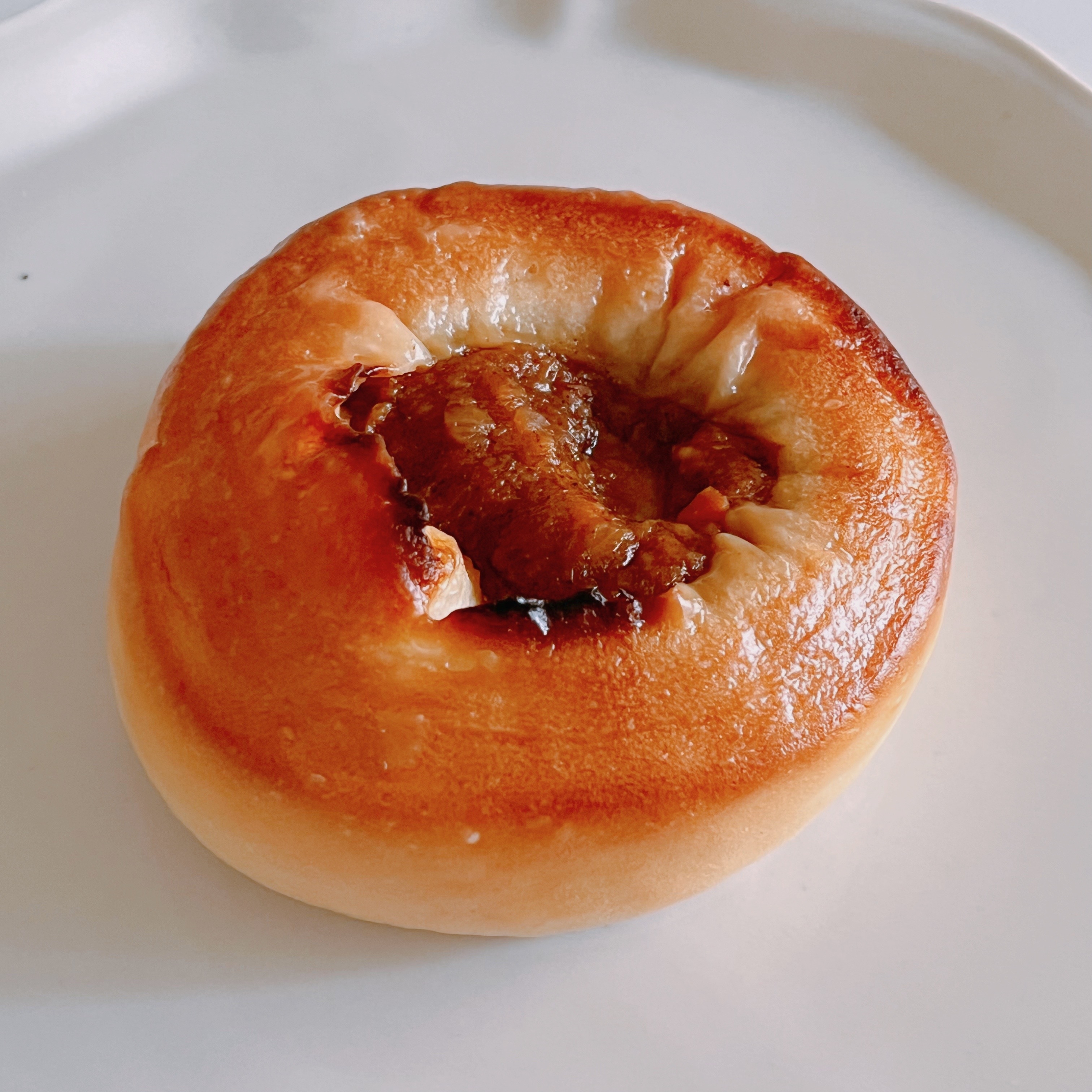 FamilyMart（ファミリーマート）のおすすめ「こんがりビストロまん とろ～りチーズカレー味」