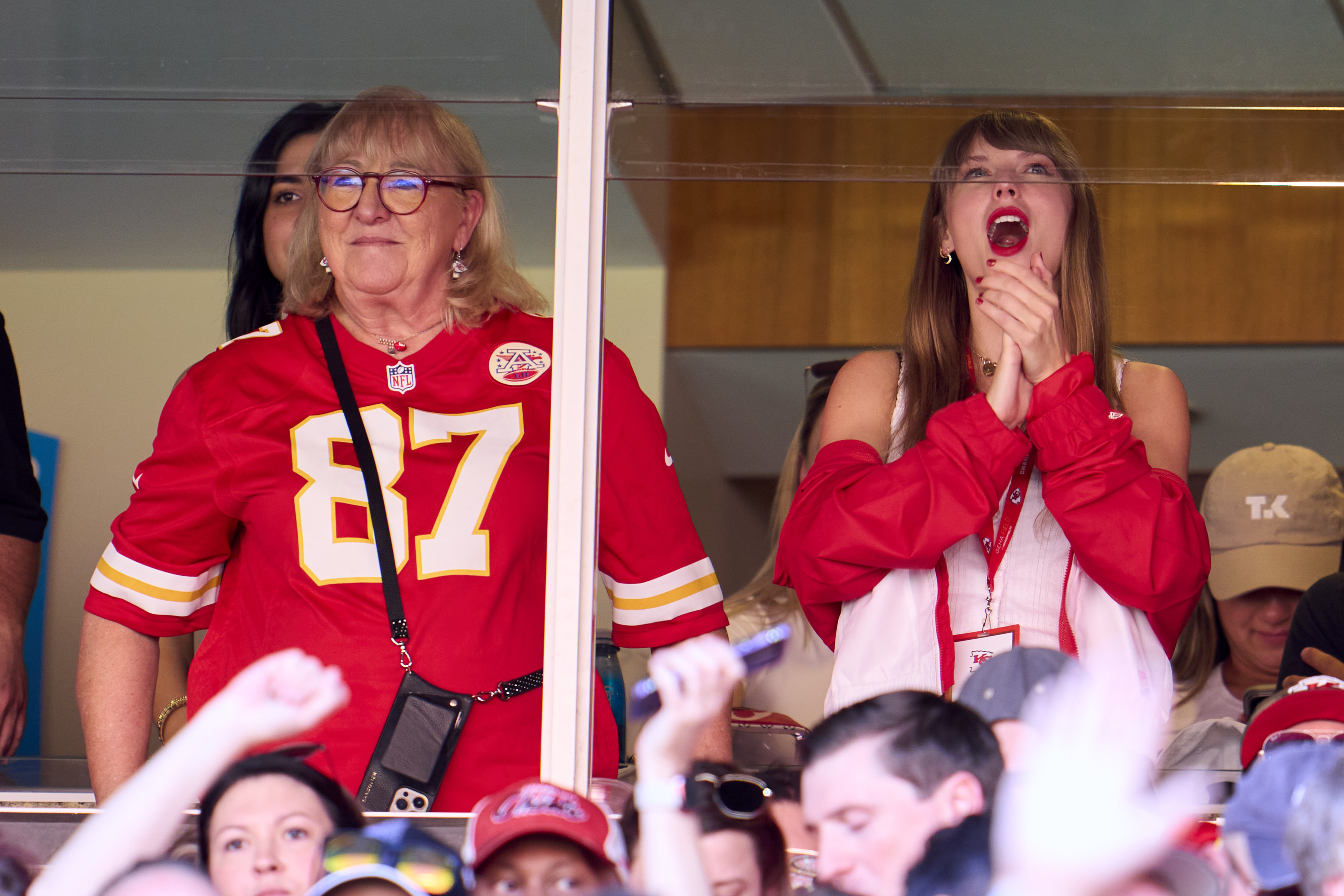 taylor cheering with travis&#x27; mom